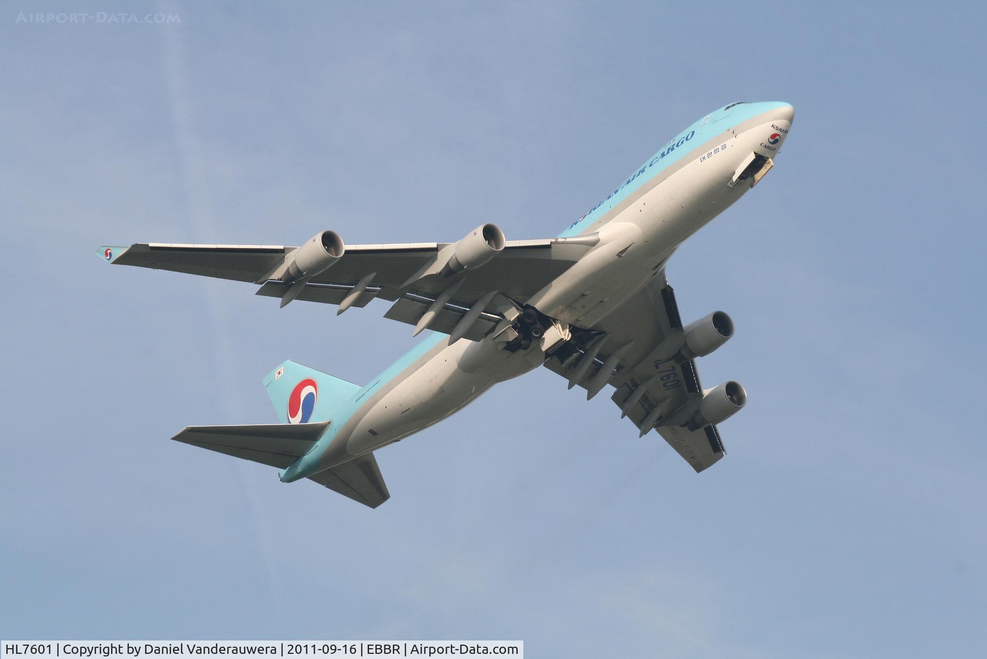 HL7601, 2004 Boeing 747-4B5F/SCD C/N 33949, Flight KE595 is climbing from RWY 07R
