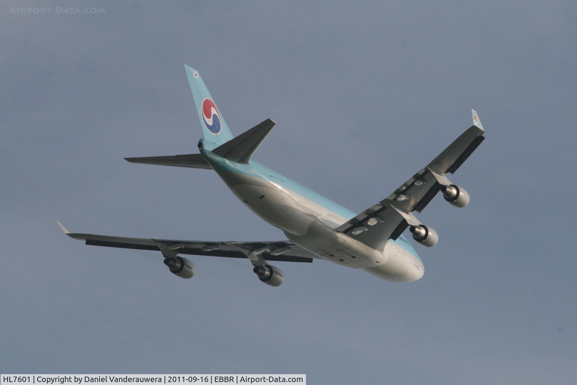 HL7601, 2004 Boeing 747-4B5F/SCD C/N 33949, Flight KE595 is climbing from RWY 07R