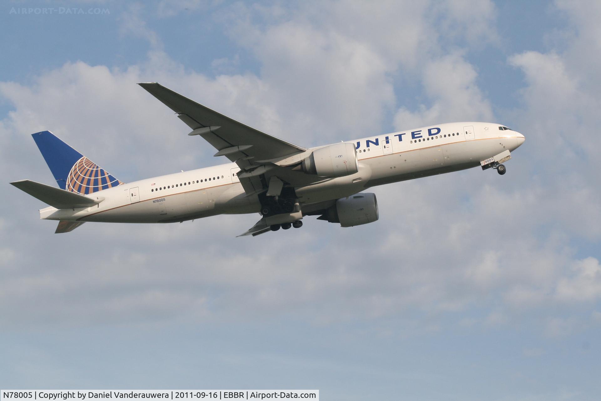 N78005, 1998 Boeing 777-224 C/N 27581, Flight CO061 is climbing from RWY 07R