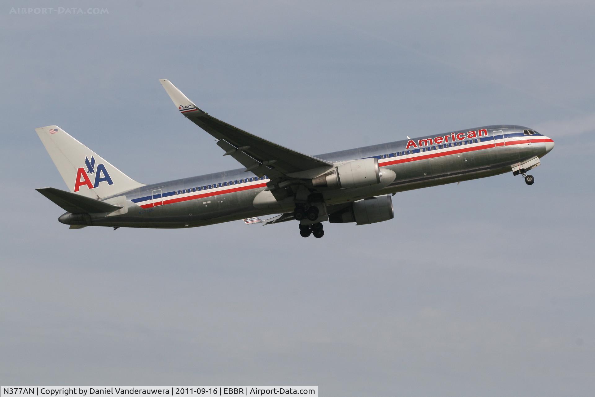 N377AN, 1992 Boeing 767-323 C/N 25446, Flight AA089 is climbing from RWY 07R
