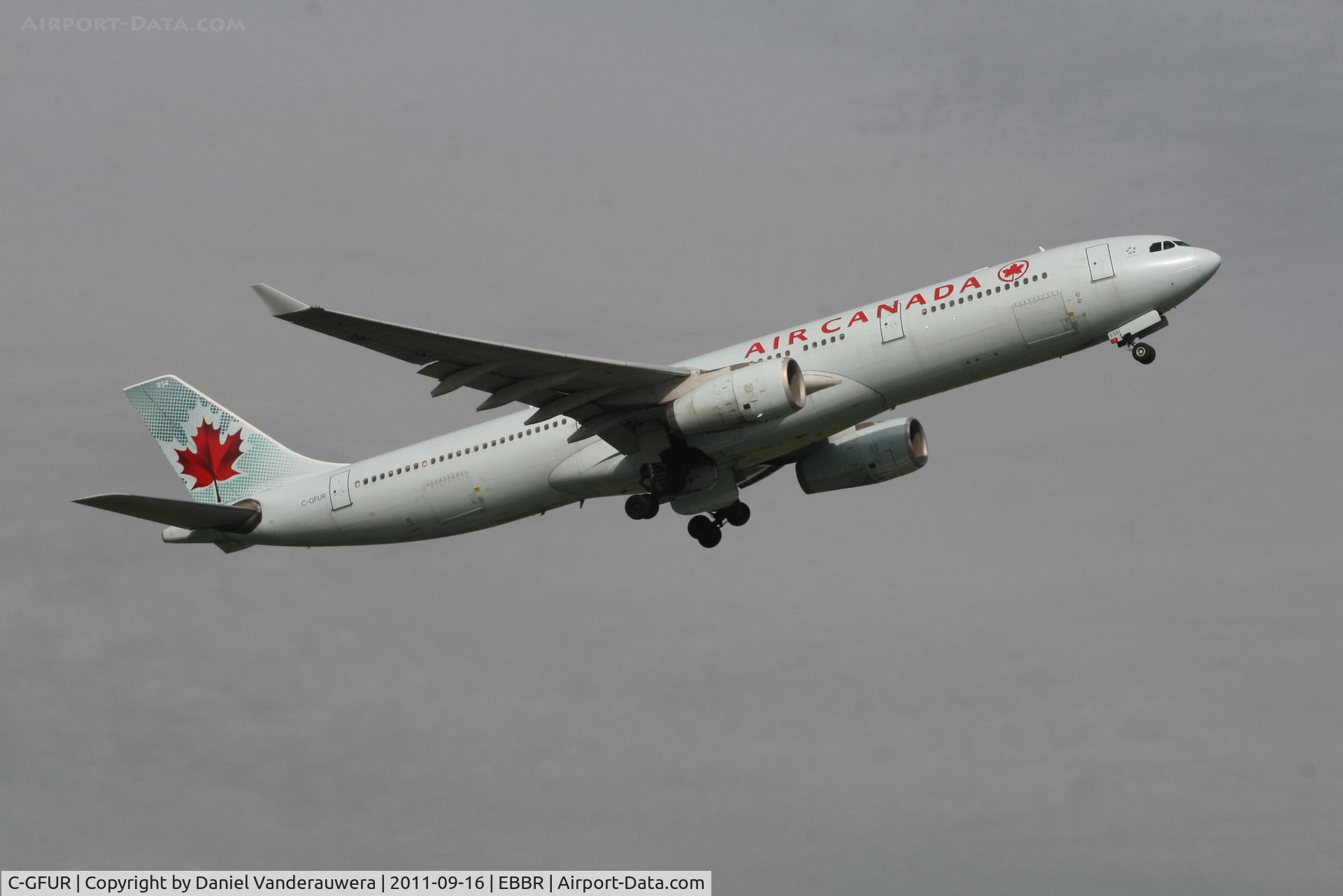 C-GFUR, 2000 Airbus A330-343 C/N 344, Flight AC833 is climbing from RWY 07R