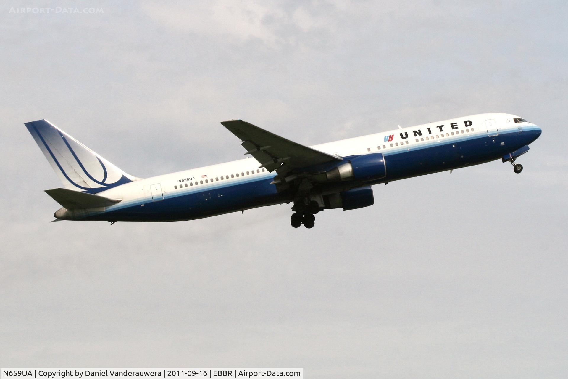 N659UA, 1993 Boeing 767-322 C/N 27114, Flight UA973 is climbing from RWY 07R