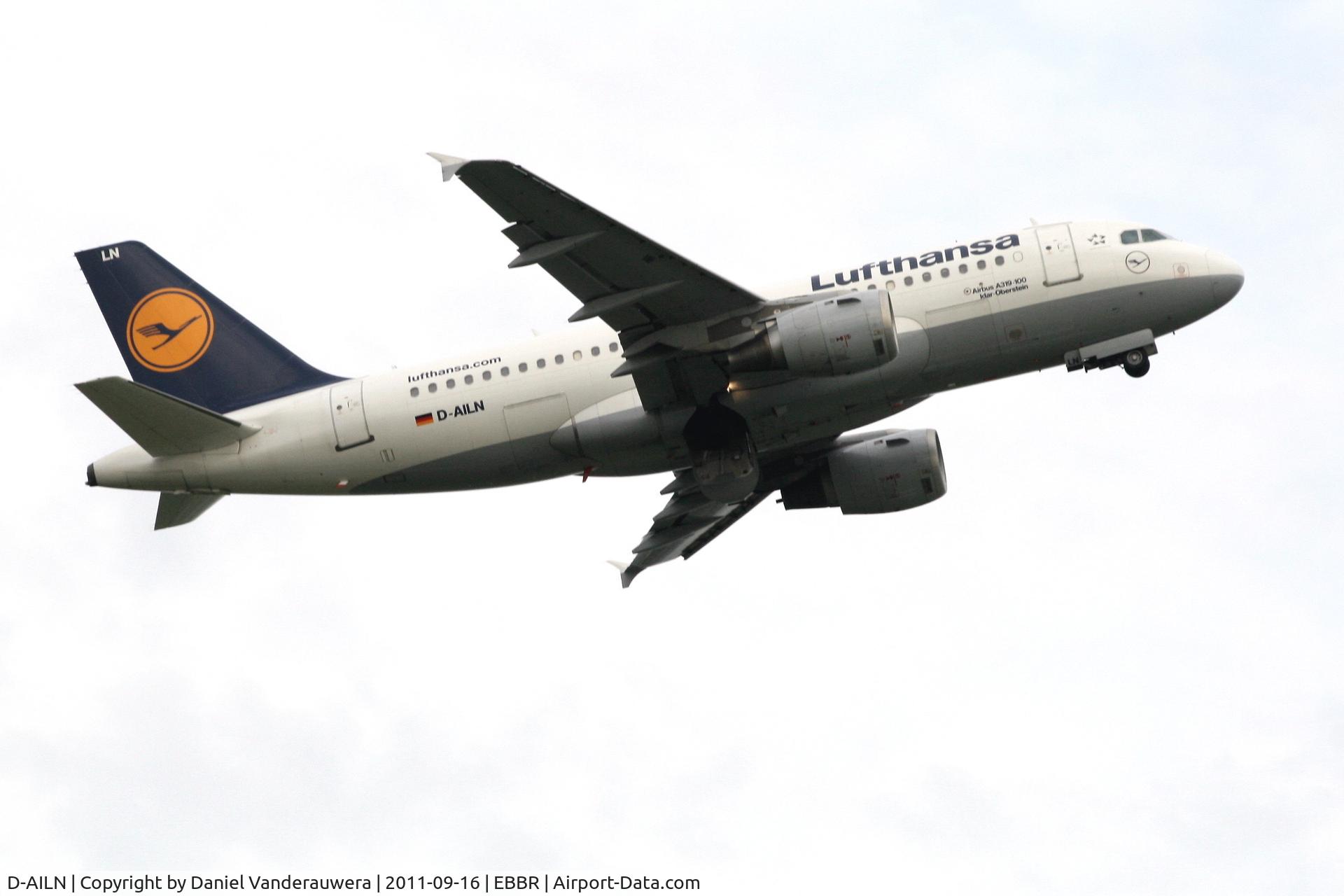 D-AILN, 1997 Airbus A319-114 C/N 700, Flight LH1009 is climbing from RWY 07R