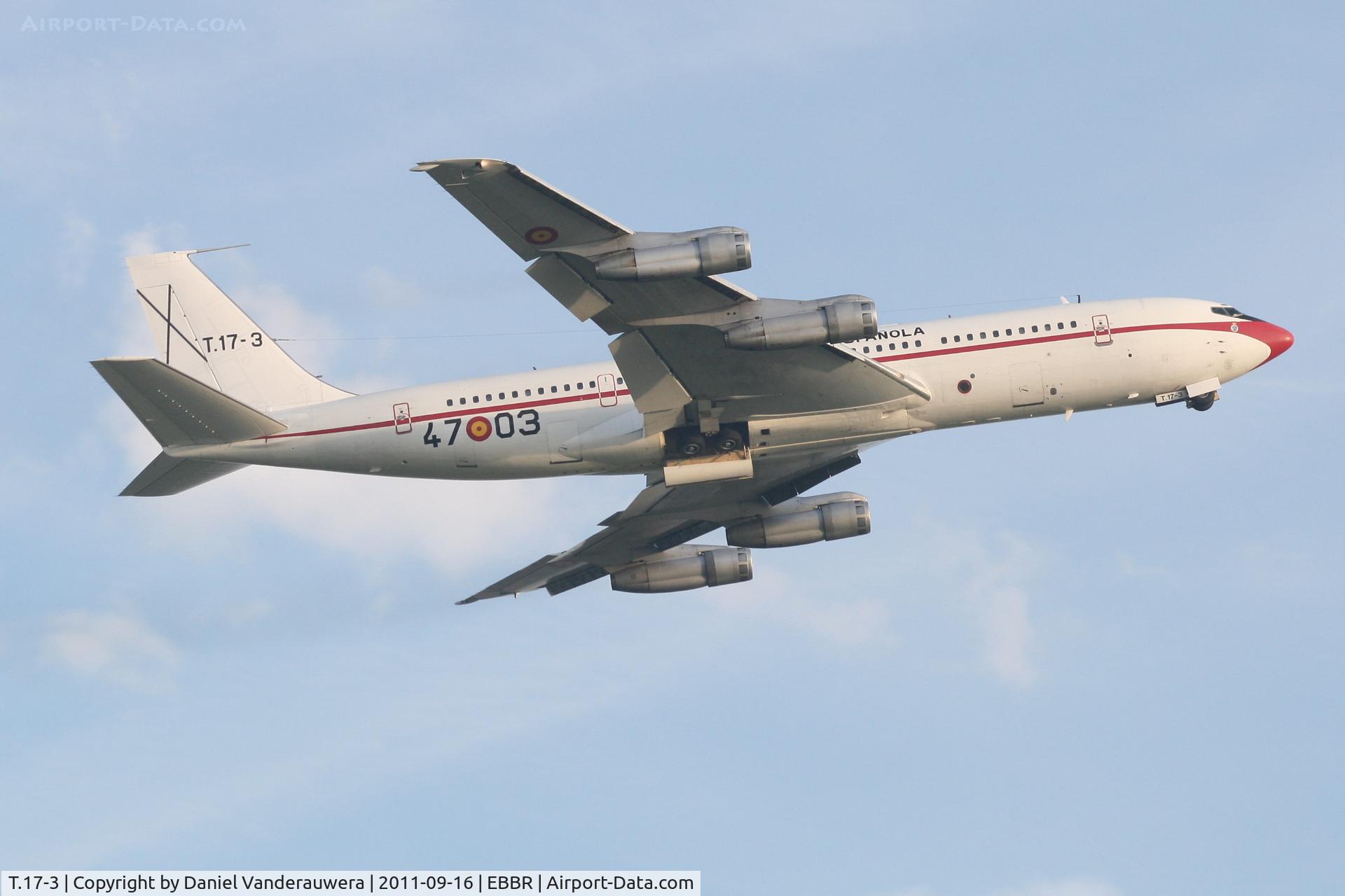 T.17-3, 1977 Boeing 707-368C C/N 21367, Climbing from RWY 07R
