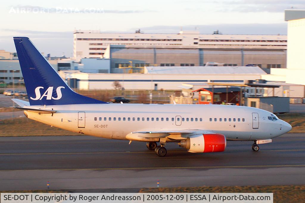 SE-DOT, 1999 Boeing 737-683 C/N 28306, On taxiway W