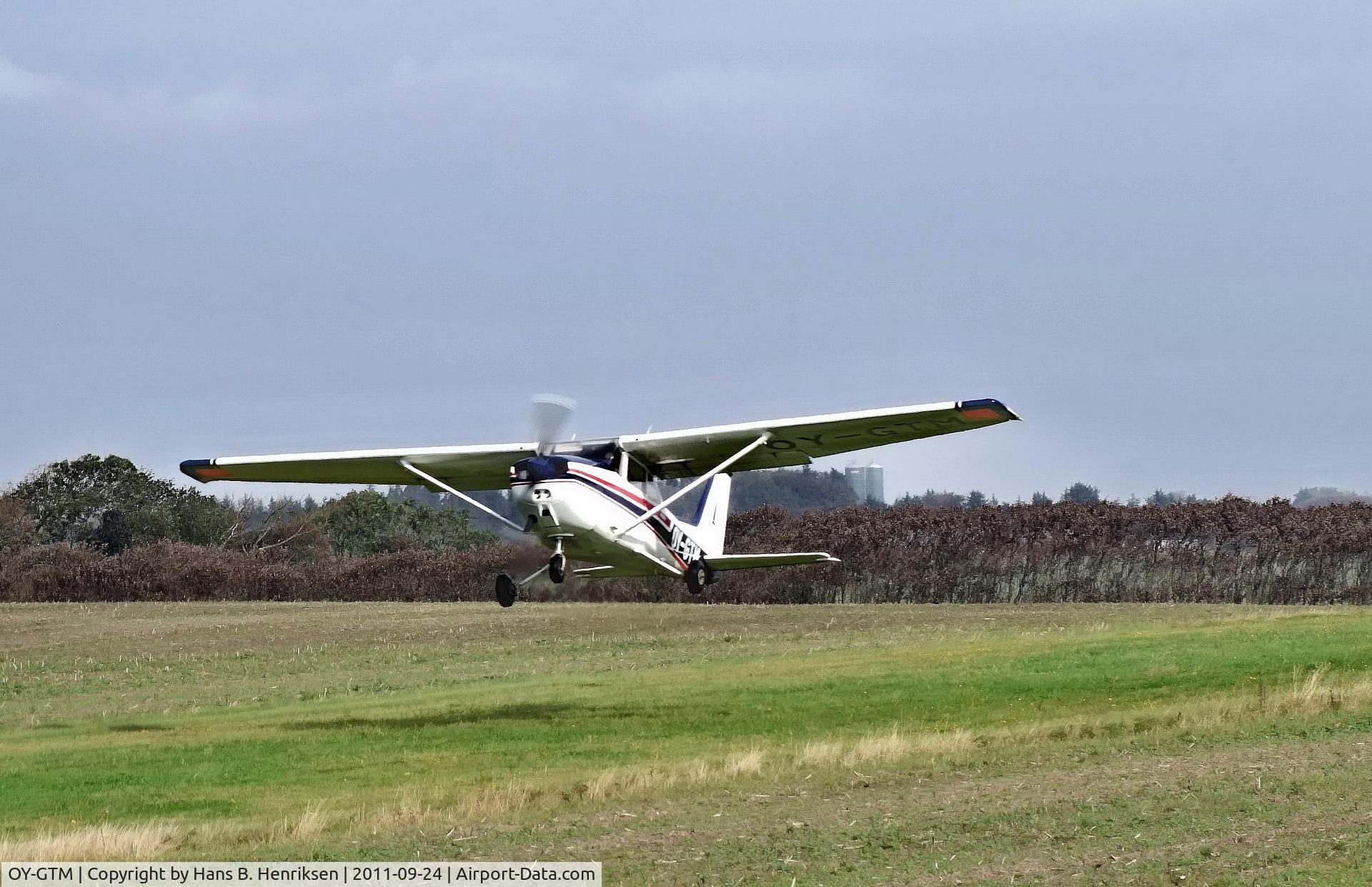 OY-GTM, 1980 Reims F172N Skyhawk C/N 2026, Billedet er taget d. 24/9-2011 , kl. 12,05 under start mellem Hvidbjerg og Lyngs på Thyholm