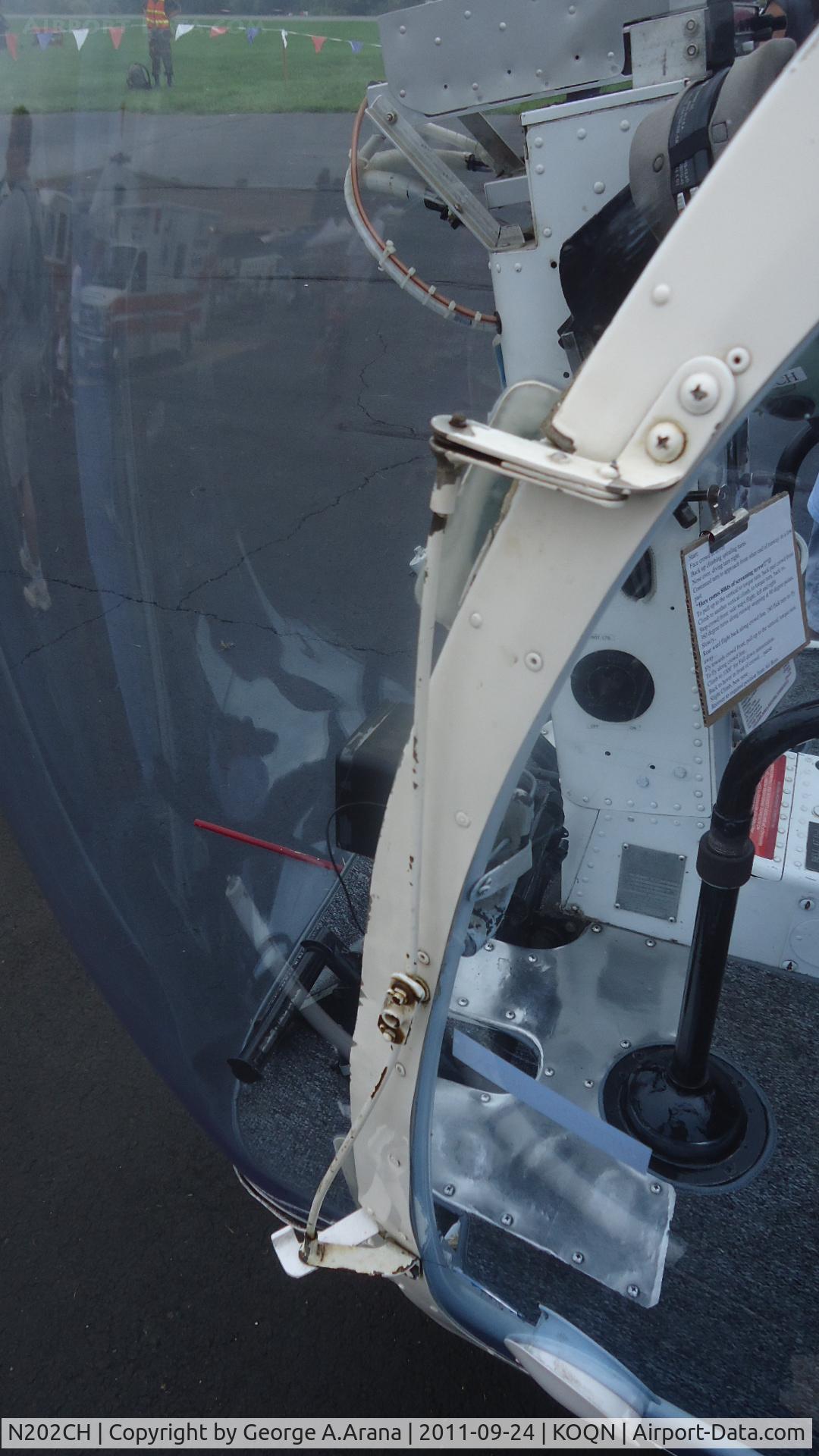 N202CH, 1951 Bell 47D-1 C/N 301, Door attachment and guide rods
