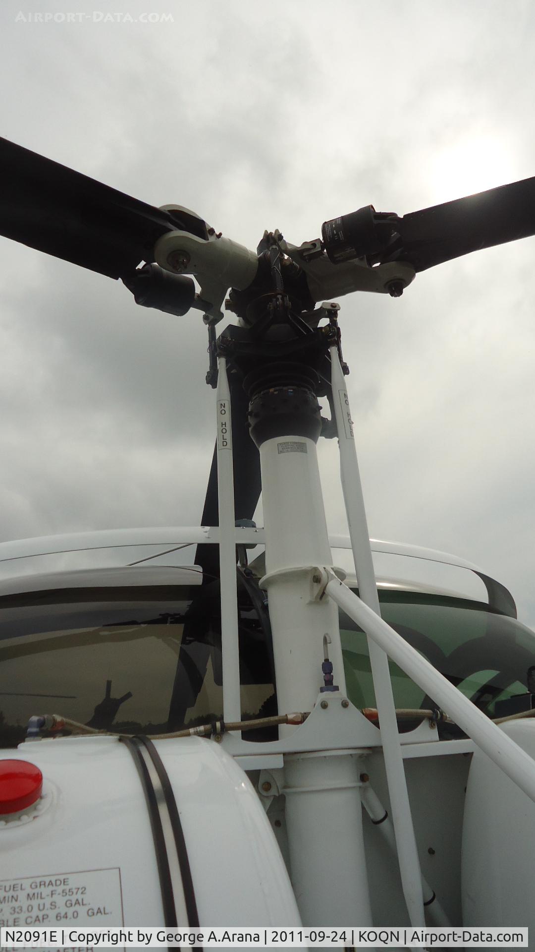 N2091E, 2002 Schweizer 269C C/N S1837, Main rotor and controls as viewed from the rear