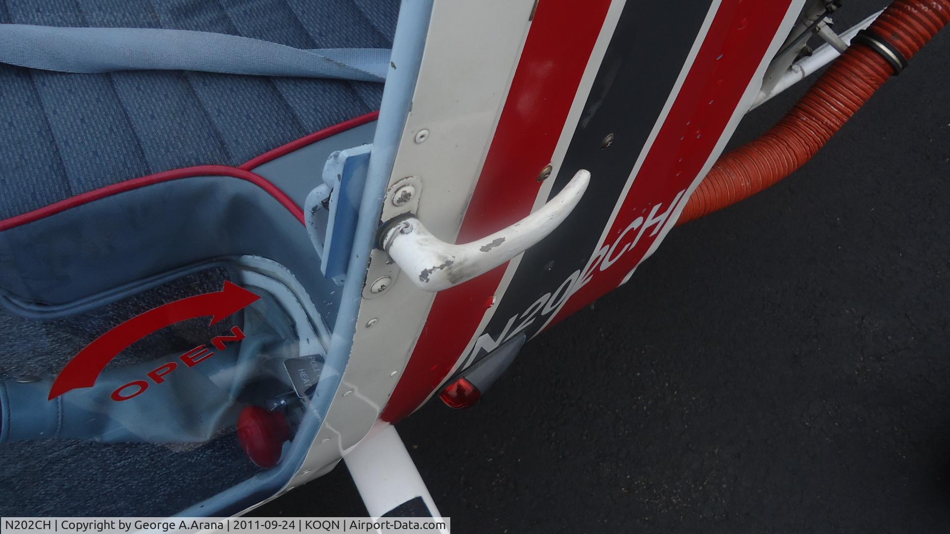 N202CH, 1951 Bell 47D-1 C/N 301, Door handle and markings