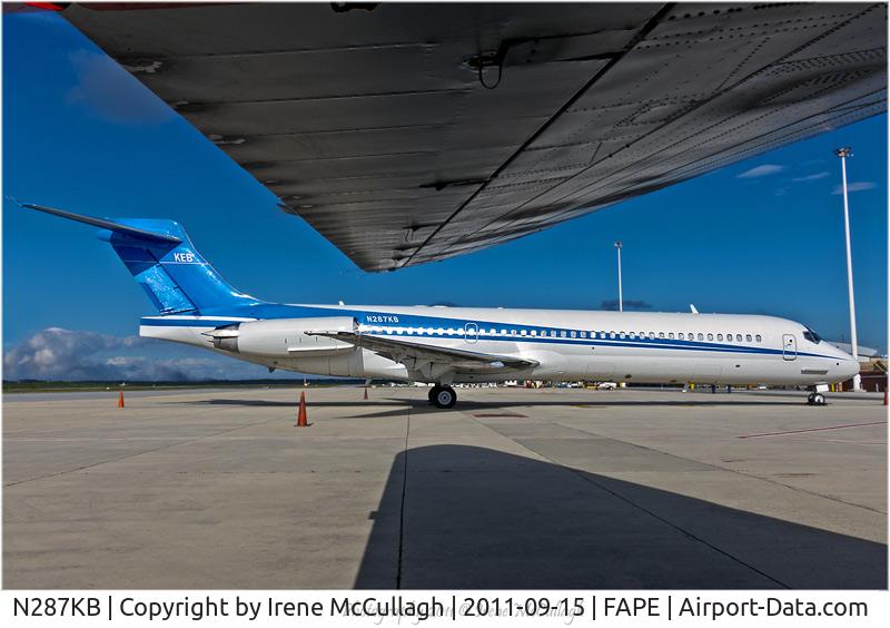 N287KB, 1987 McDonnell Douglas DC-9-87 (MD87) C/N 49768, Quick snap from under the wing, 06:58:39 Z