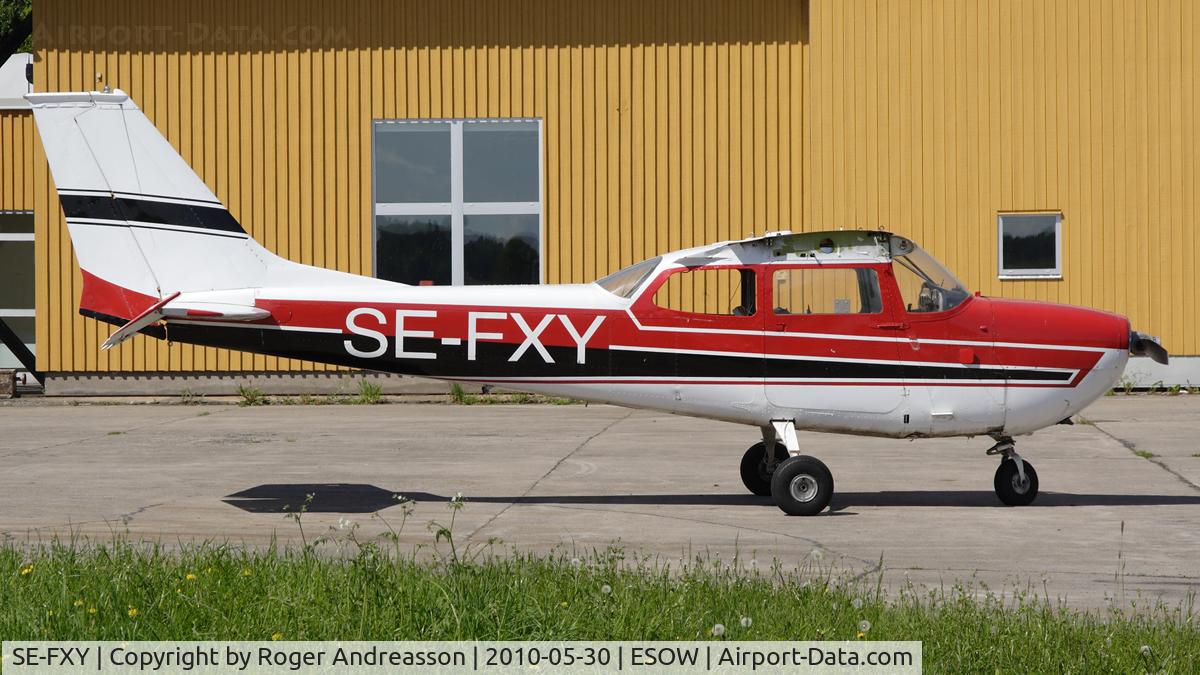 SE-FXY, 1971 Reims FR172G Reims Rocket C/N 0223, Stored at Hässlögymnasiet