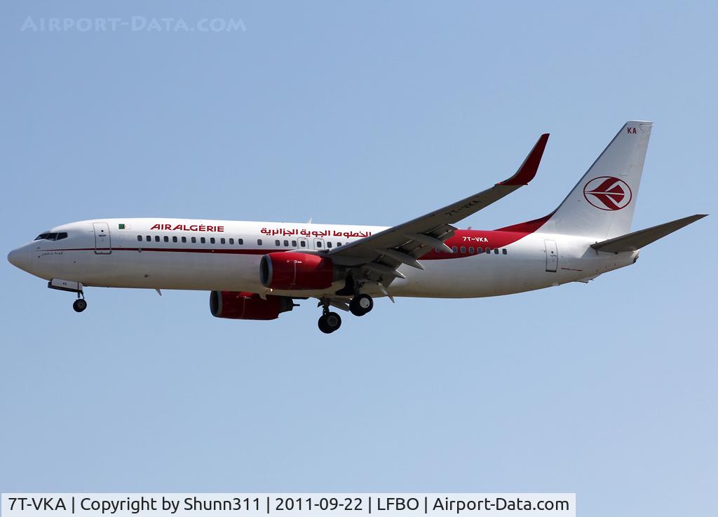 7T-VKA, 2005 Boeing 737-8D6 C/N 34164, Landing rwy 32L in new c/s