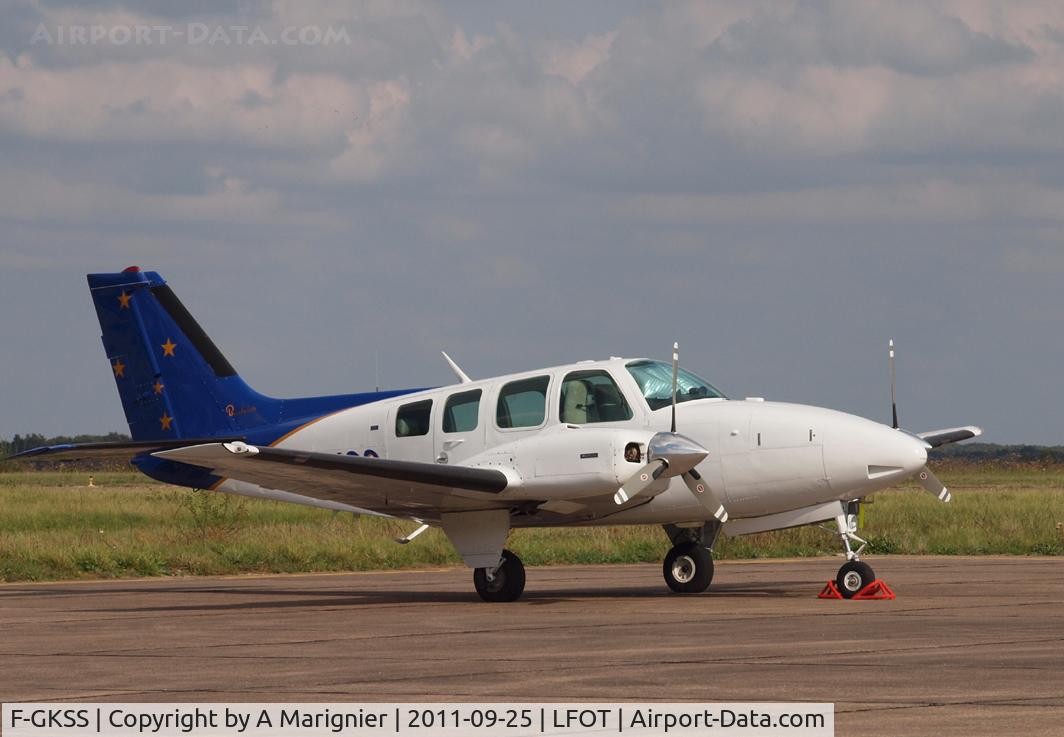 F-GKSS, 1971 Beech 58 Baron C/N TH-154, On the main (civilian) apron at Tours (LFOT)