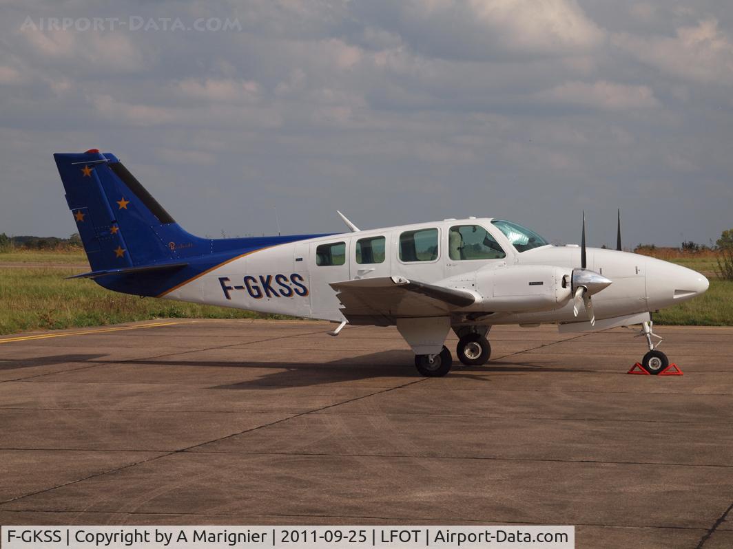 F-GKSS, 1971 Beech 58 Baron C/N TH-154, Hot day on the apron at Tours