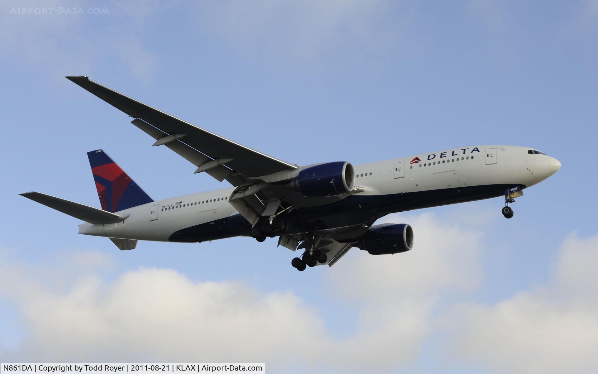N861DA, 1999 Boeing 777-232 C/N 29952, Delta