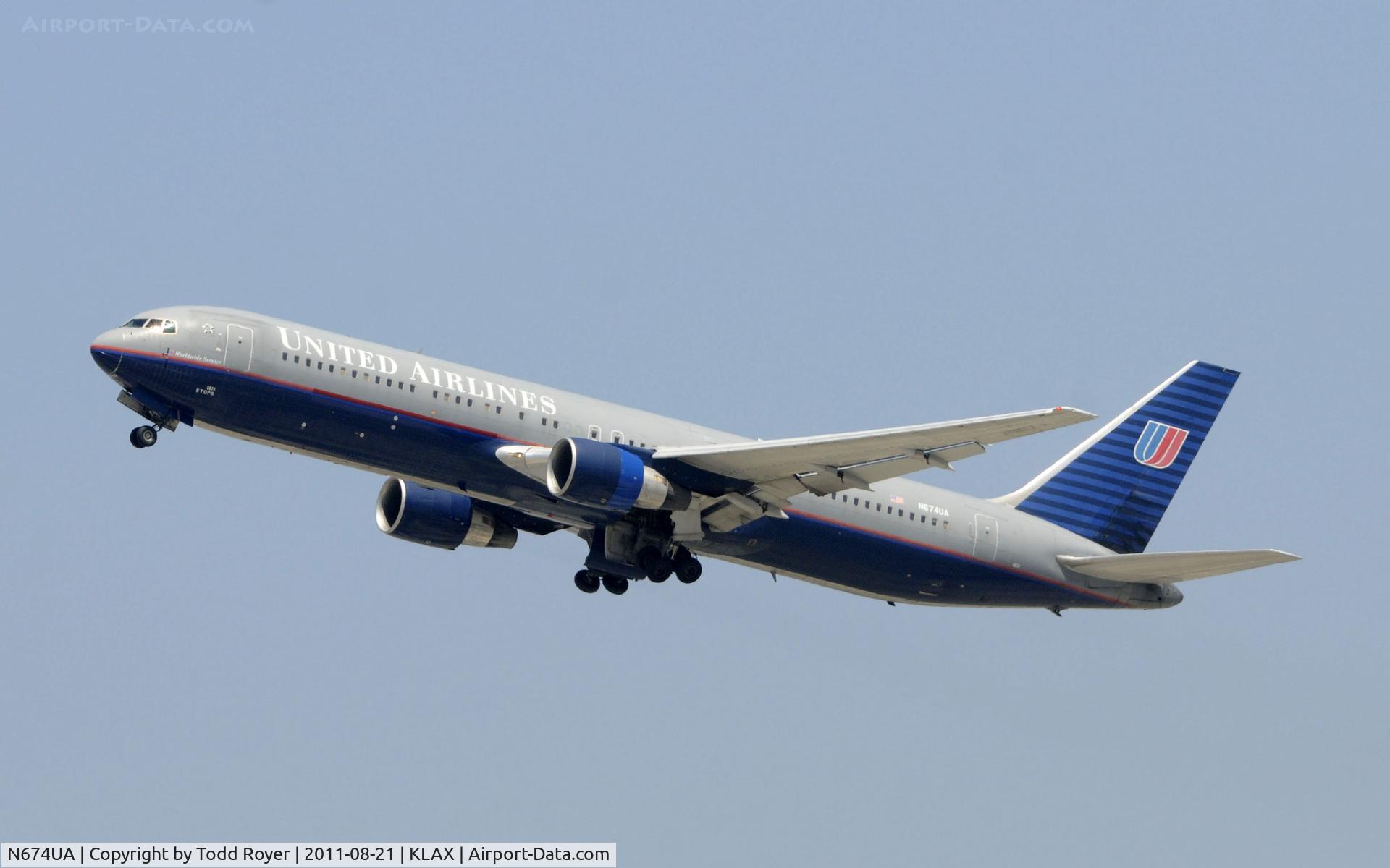 N674UA, 2000 Boeing 767-322 C/N 29242, United