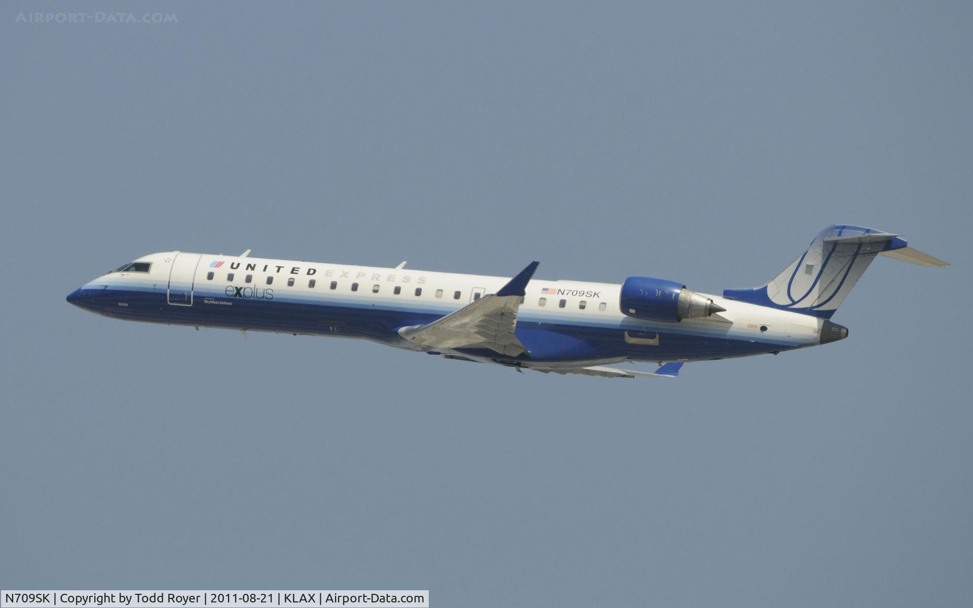 N709SK, 2004 Bombardier CRJ-701ER (CL-600-2C10) Regional Jet C/N 10159, United