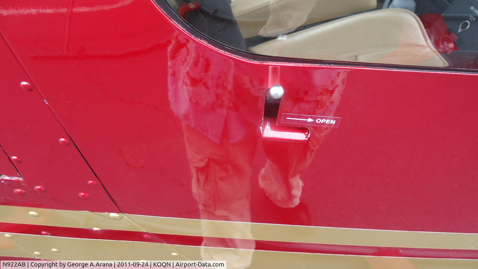 N922AB, 2001 Robinson R44 C/N 1083, Door latch