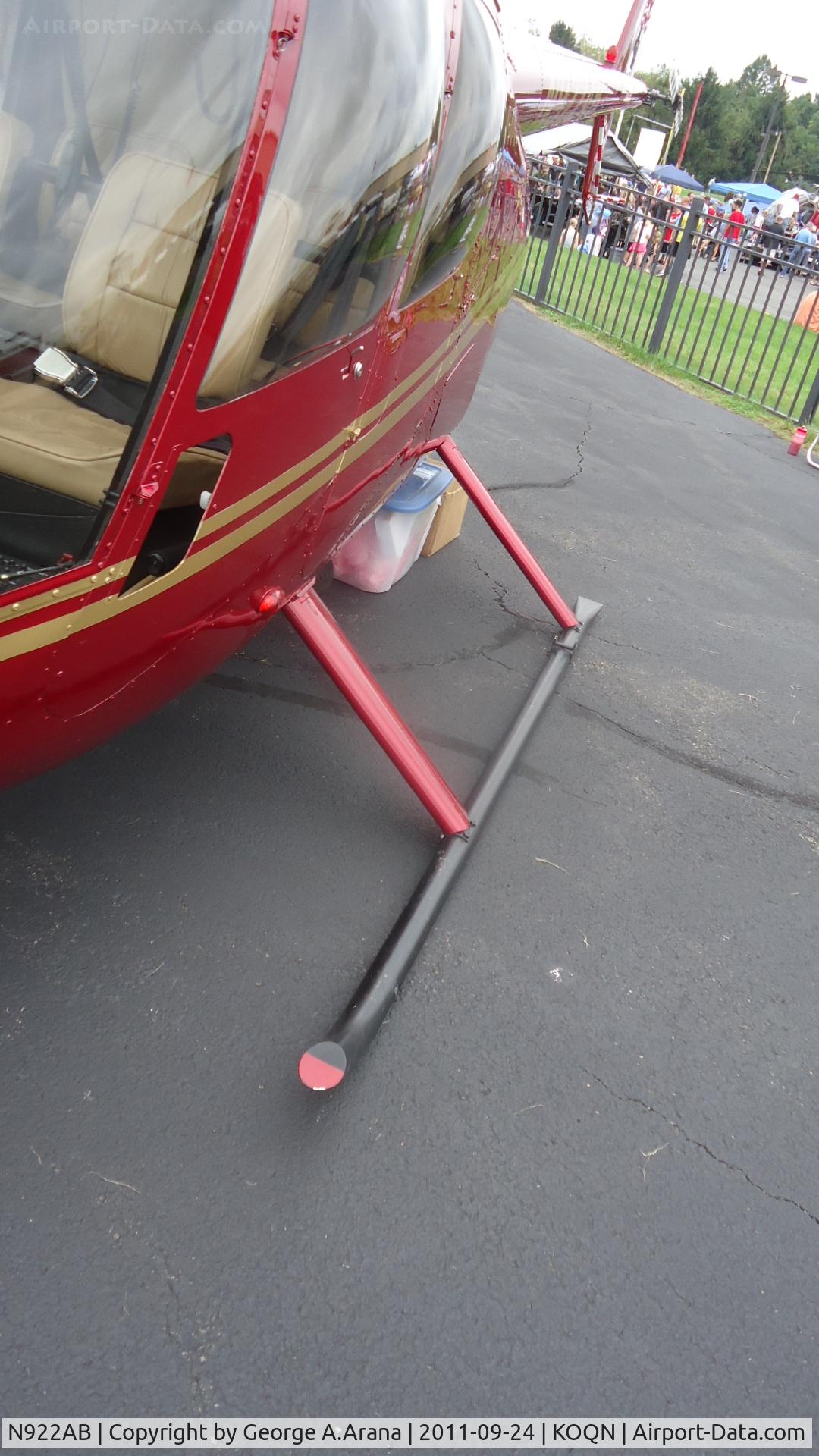 N922AB, 2001 Robinson R44 C/N 1083, Port skid landing gear