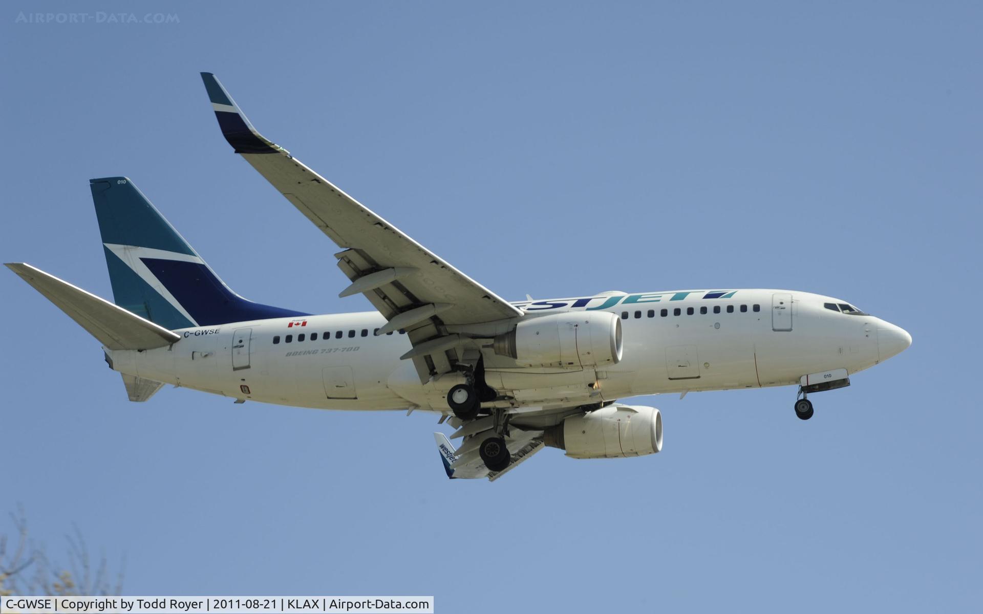C-GWSE, 2002 Boeing 737-76N C/N 33379, Arriving LAX