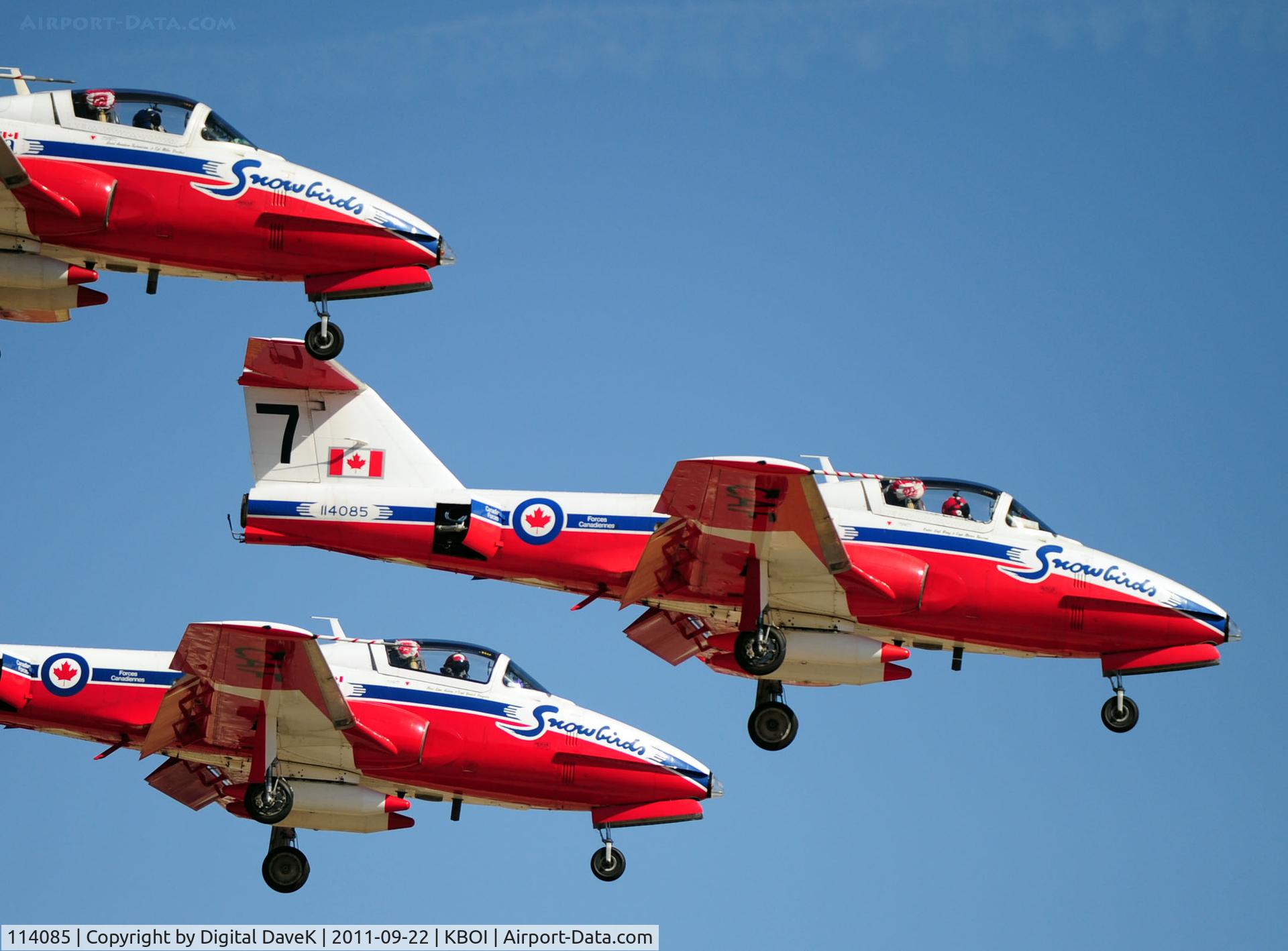 114085, Canadair CT-114 Tutor C/N 1085, West approach with friends