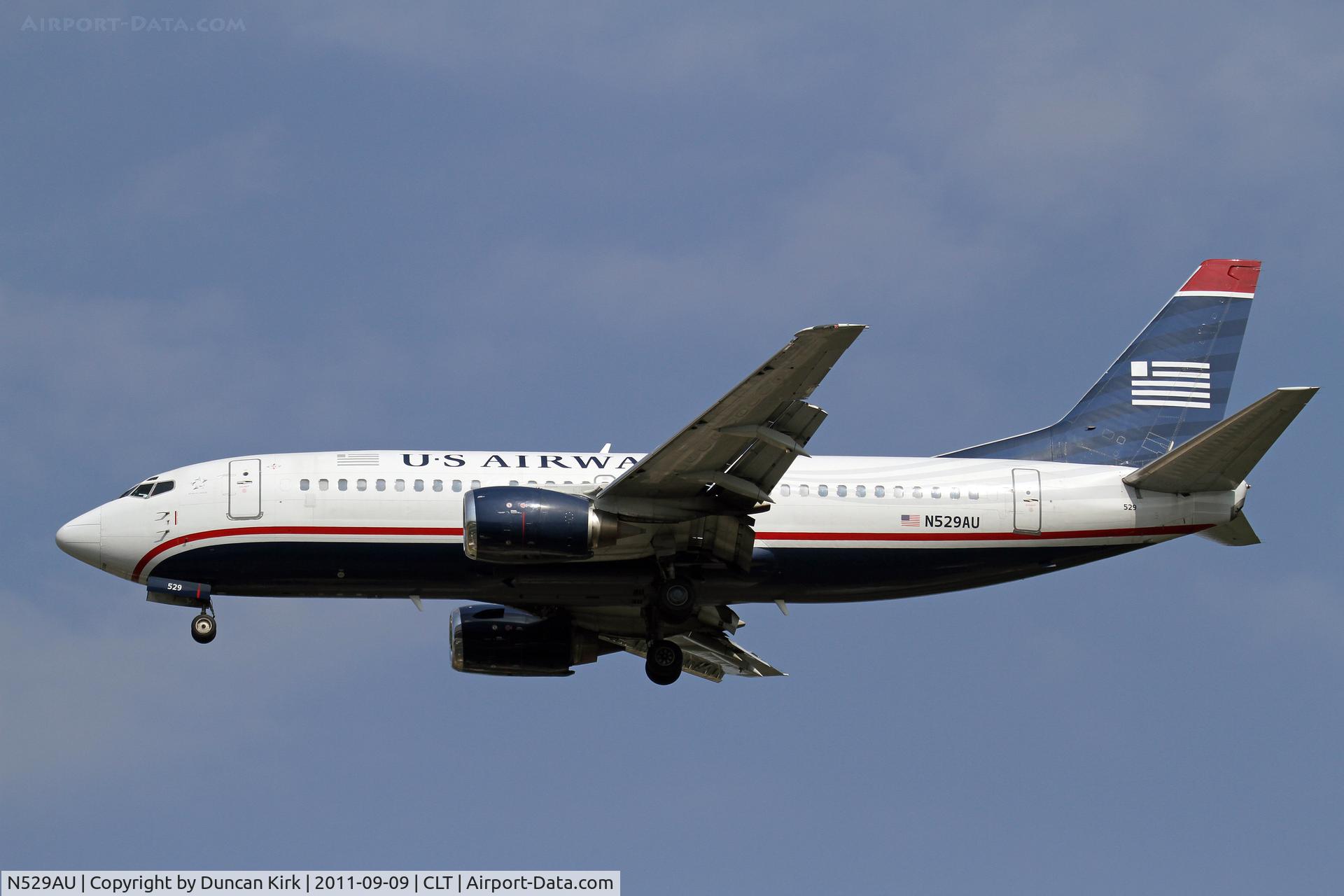 N529AU, 1989 Boeing 737-3B7 C/N 24411, On approach