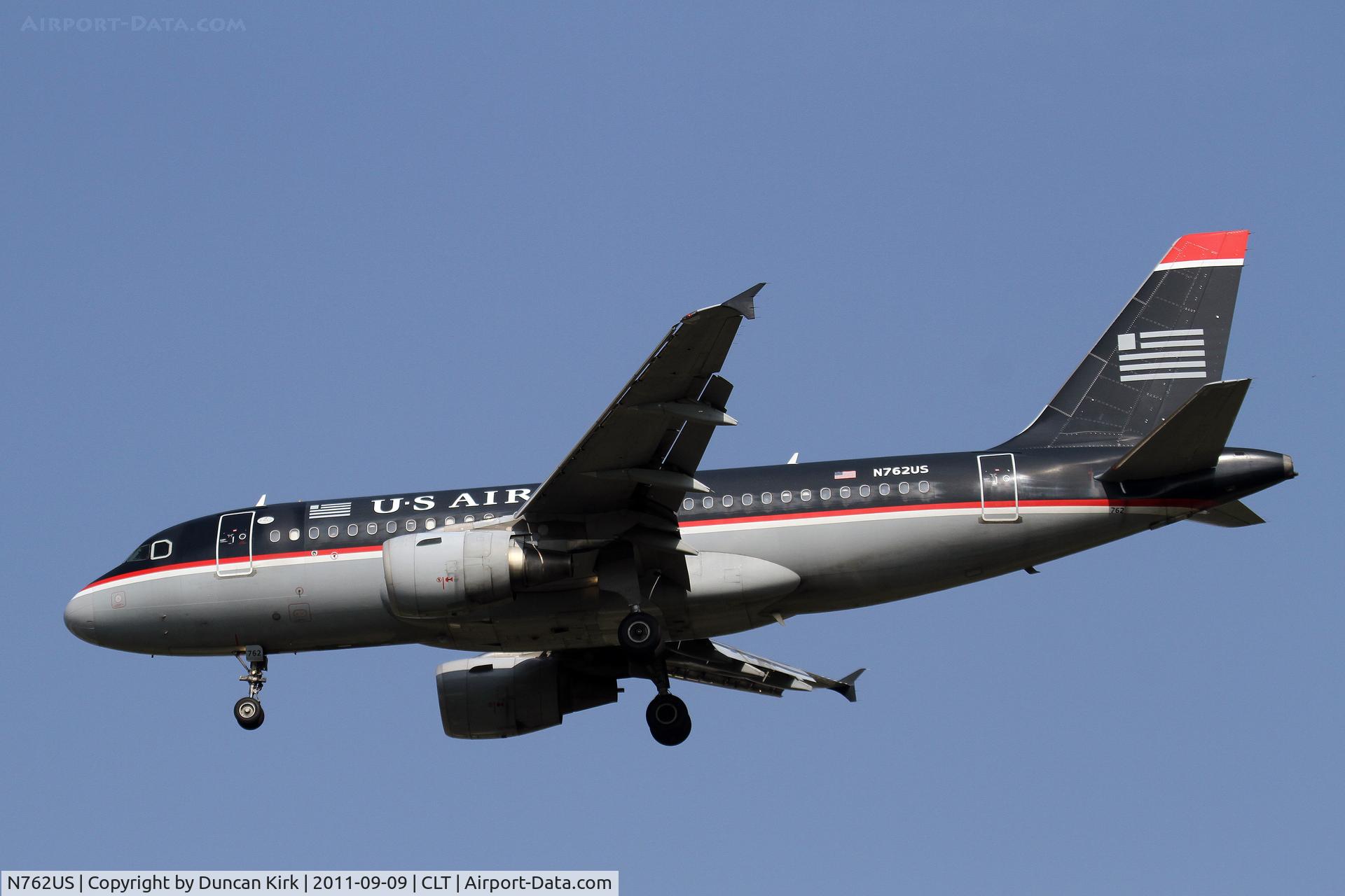 N762US, 2000 Airbus A319-112 C/N 1358, One of two Airbus's seen in these old colors