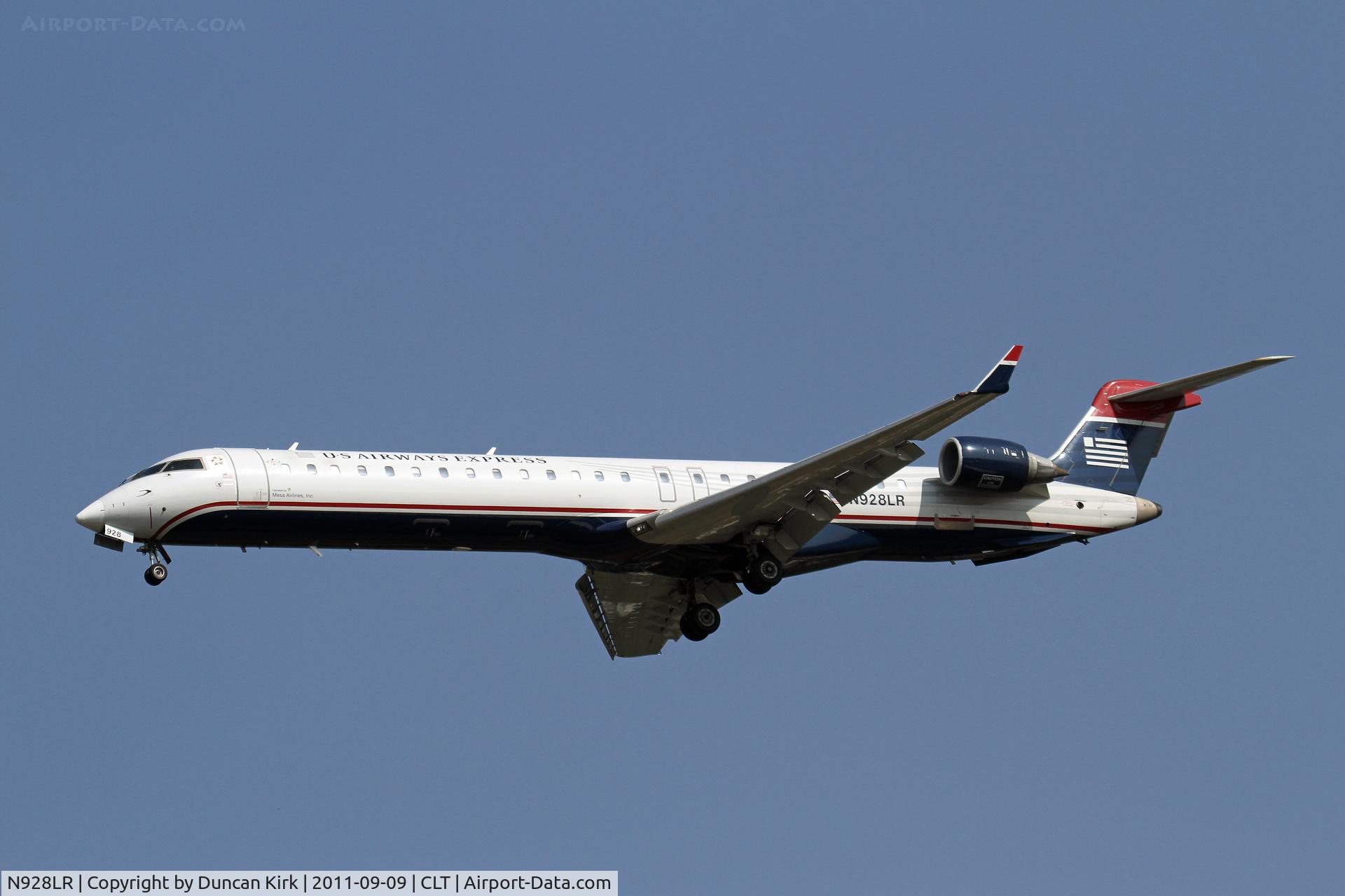N928LR, 2005 Bombardier CRJ-900ER (CL-600-2D24) C/N 15028, Short finals