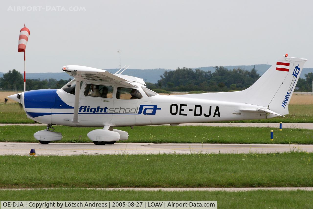 OE-DJA, 2004 Cessna 172R C/N 17281230, Bad Voeslau