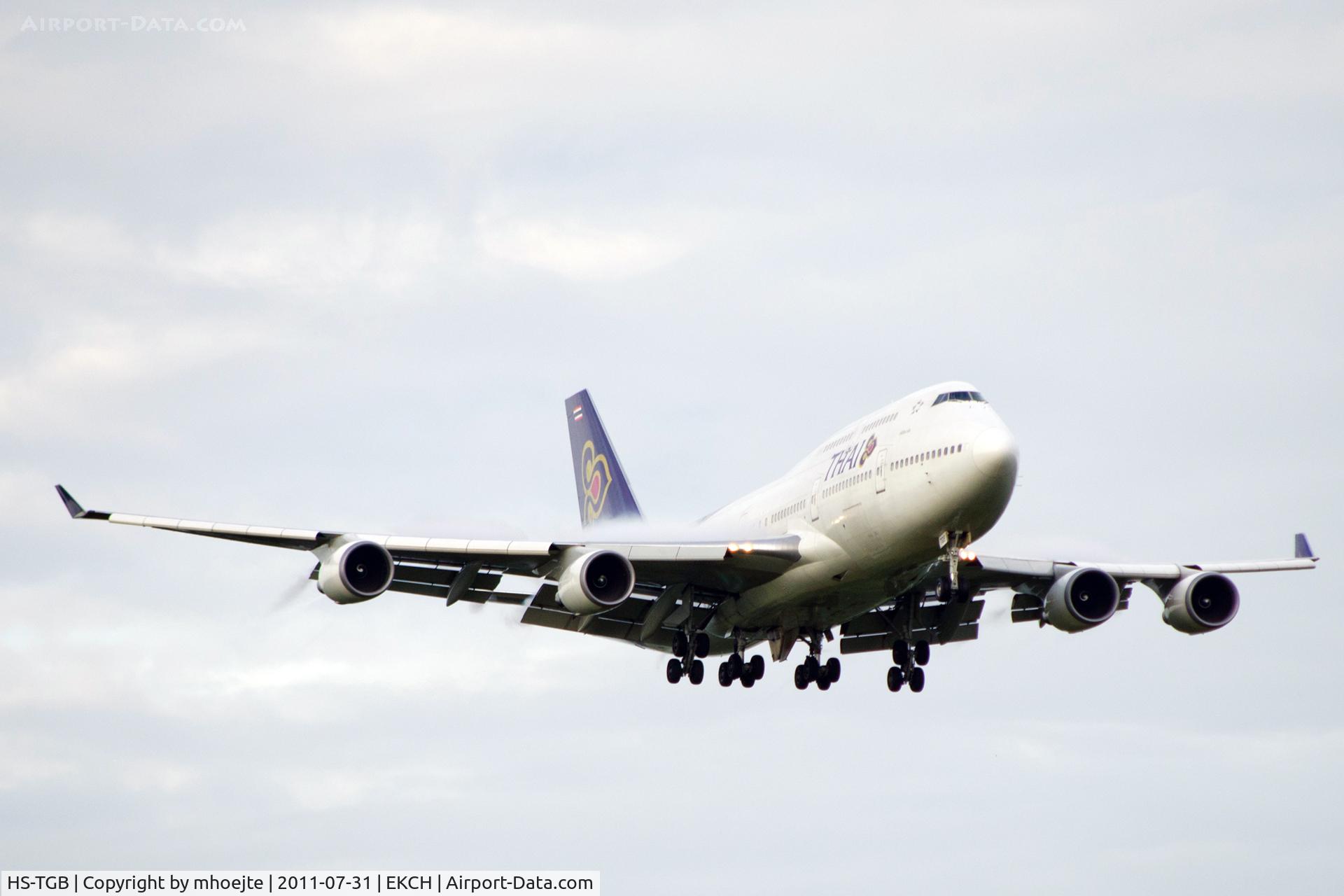 HS-TGB, 2001 Boeing 747-4D7 C/N 32370, Final approach Copenhagen Airport
