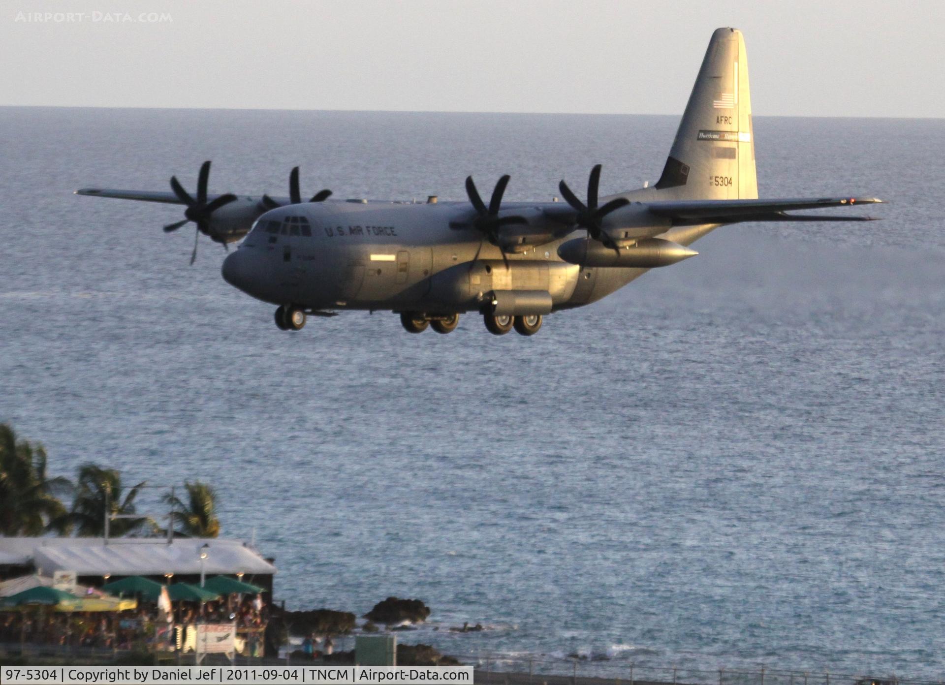 97-5304, 1997 Lockheed Martin WC-130J Hercules C/N 382-5474, 97-5304 over Maho beach at TNCM