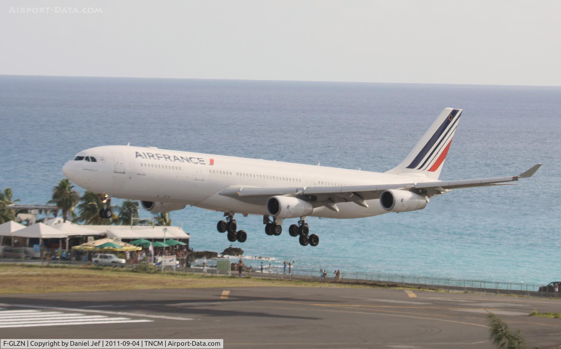 F-GLZN, 1998 Airbus A340-313X C/N 245, AirFrance F-GLZN over Maho beach at TNCM