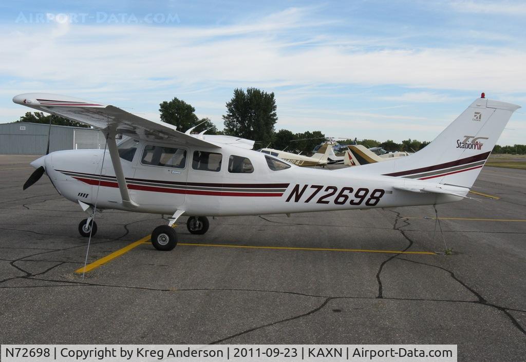 N72698, 2001 Cessna T206H Turbo Stationair C/N T20608261, Cessna T206H Stationair on the line.