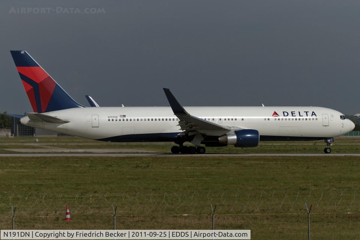 N191DN, 1997 Boeing 767-332 C/N 28448, departure via RW07