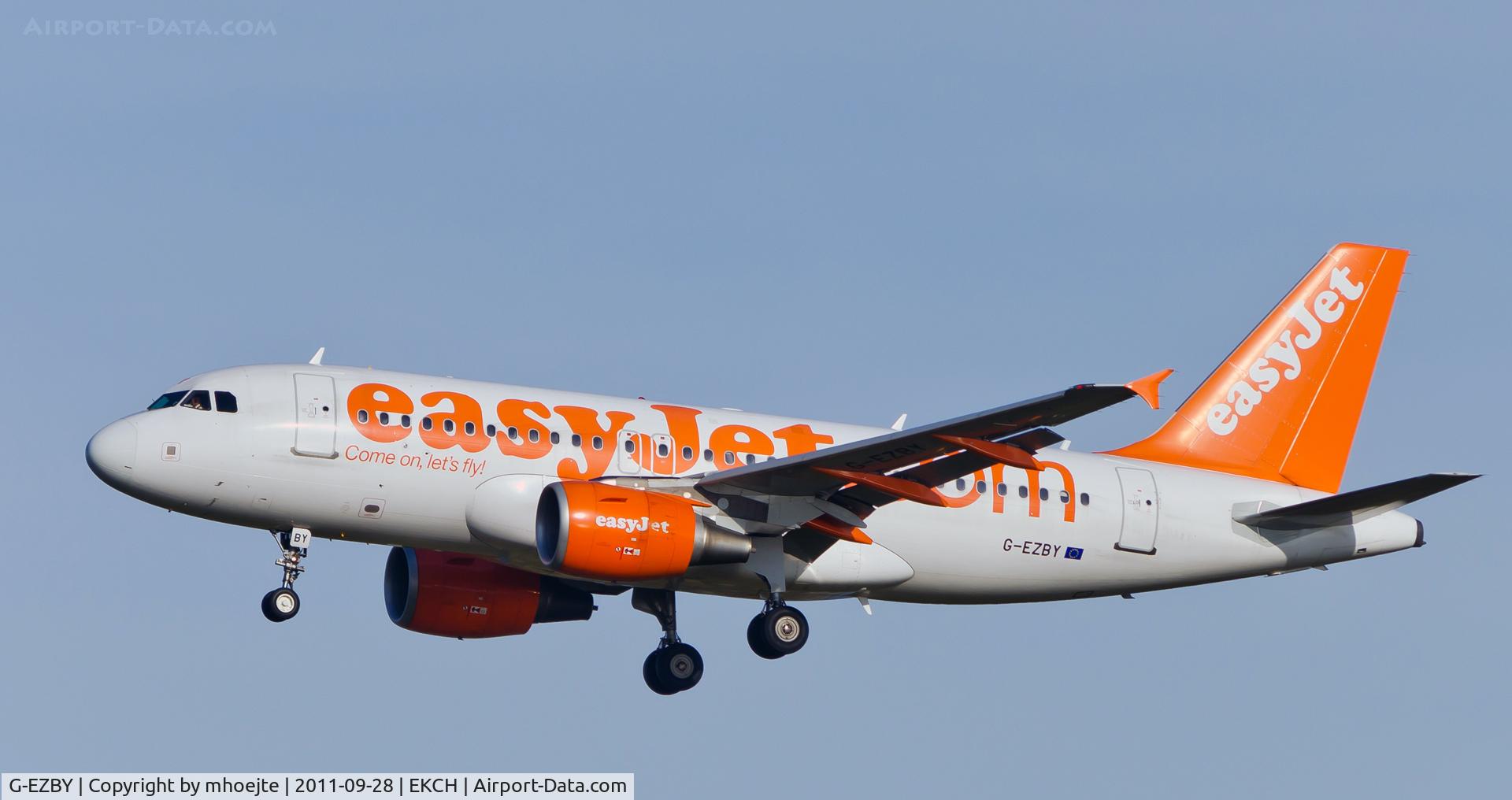 G-EZBY, 2007 Airbus A319-111 C/N 3176, Final approach Copenhagen Airport