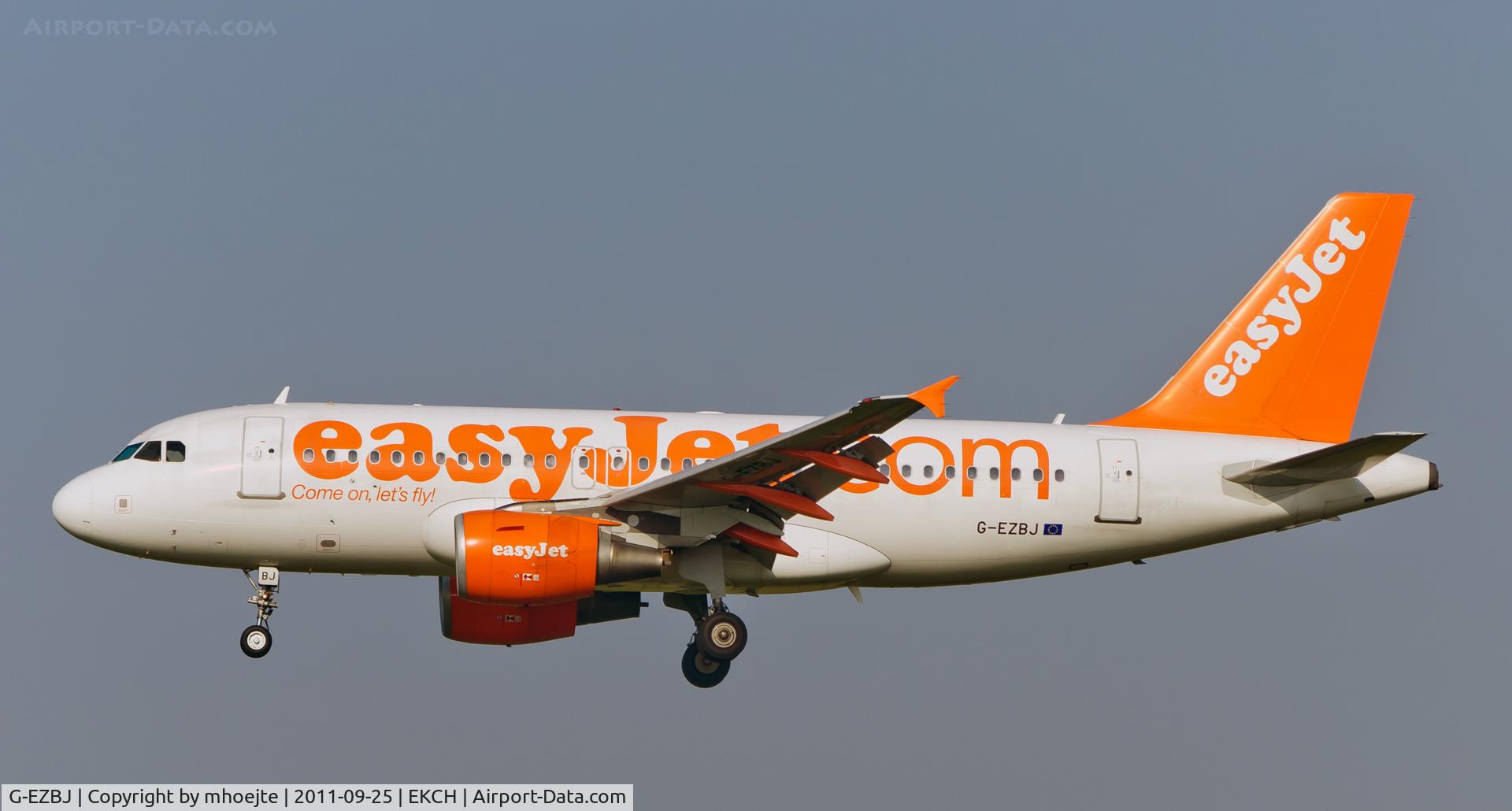 G-EZBJ, 2007 Airbus A319-111 C/N 3036, Final approach Copenhagen Airport