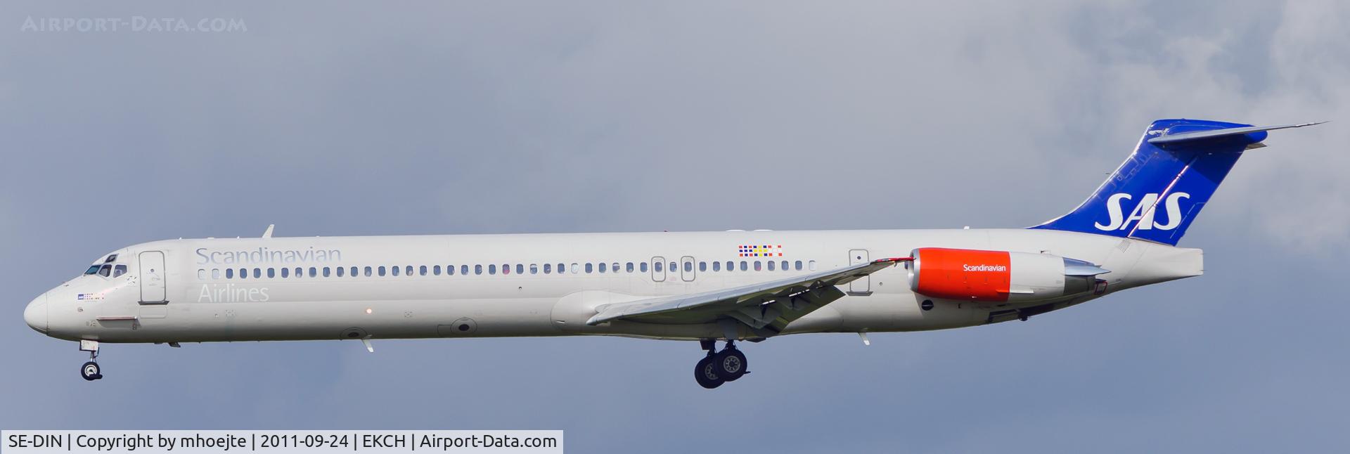 SE-DIN, 1990 McDonnell Douglas MD-82 (DC-9-82) C/N 49999, Final approach Copenhagen Airport