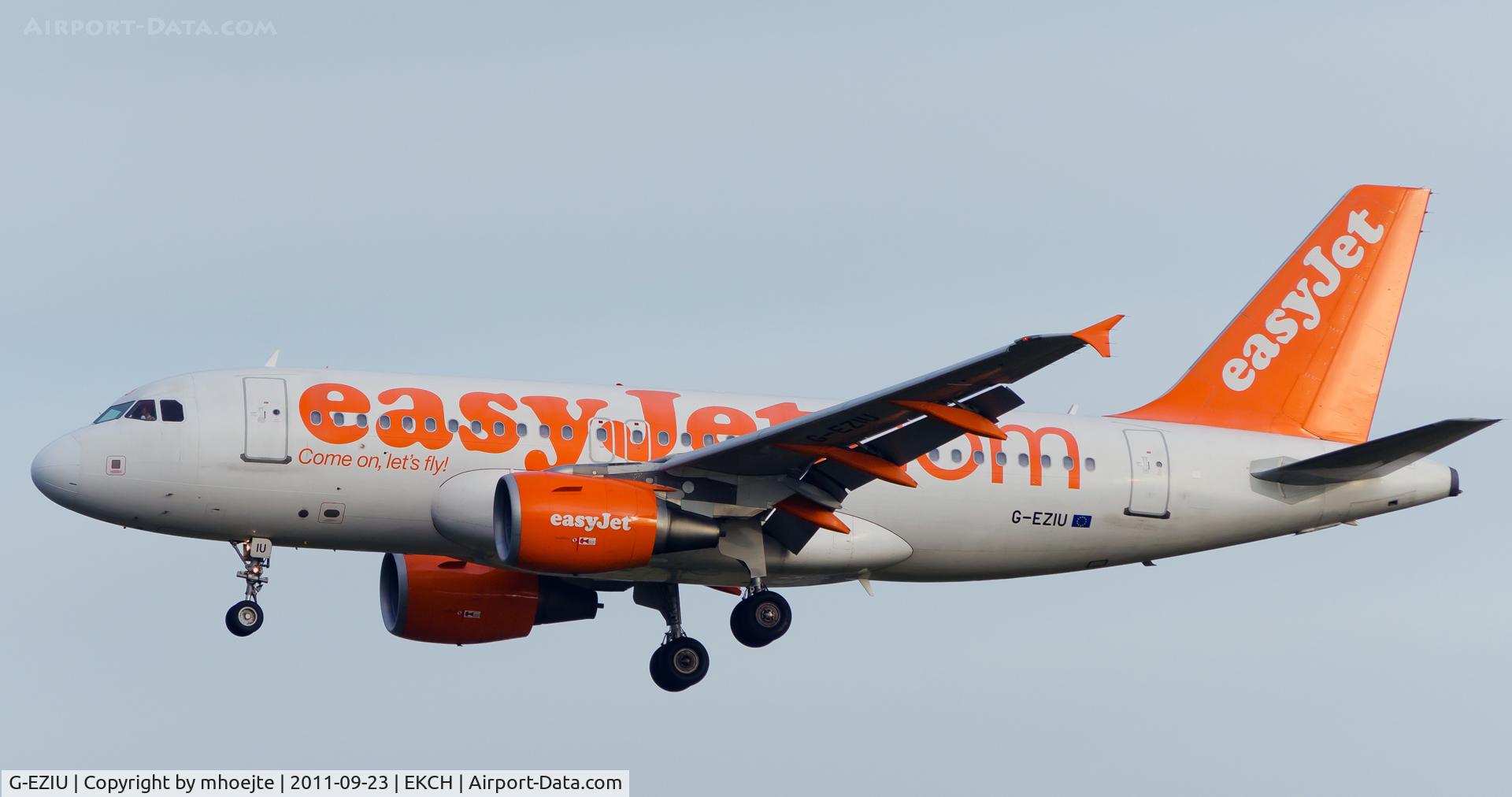 G-EZIU, 2005 Airbus A319-111 C/N 2548, Final Copenhagen Airport