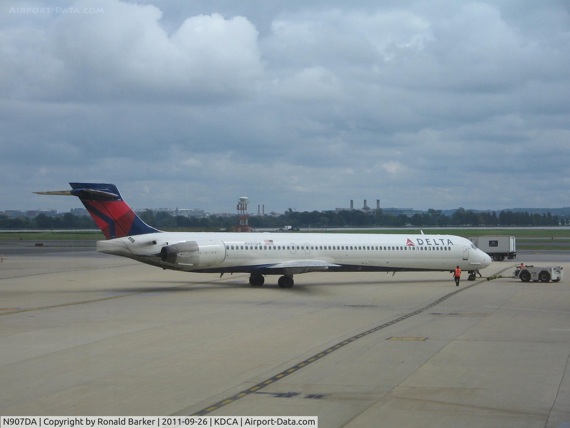 N907DA, 1995 McDonnell Douglas MD-90-30 C/N 53387, DCA, VA