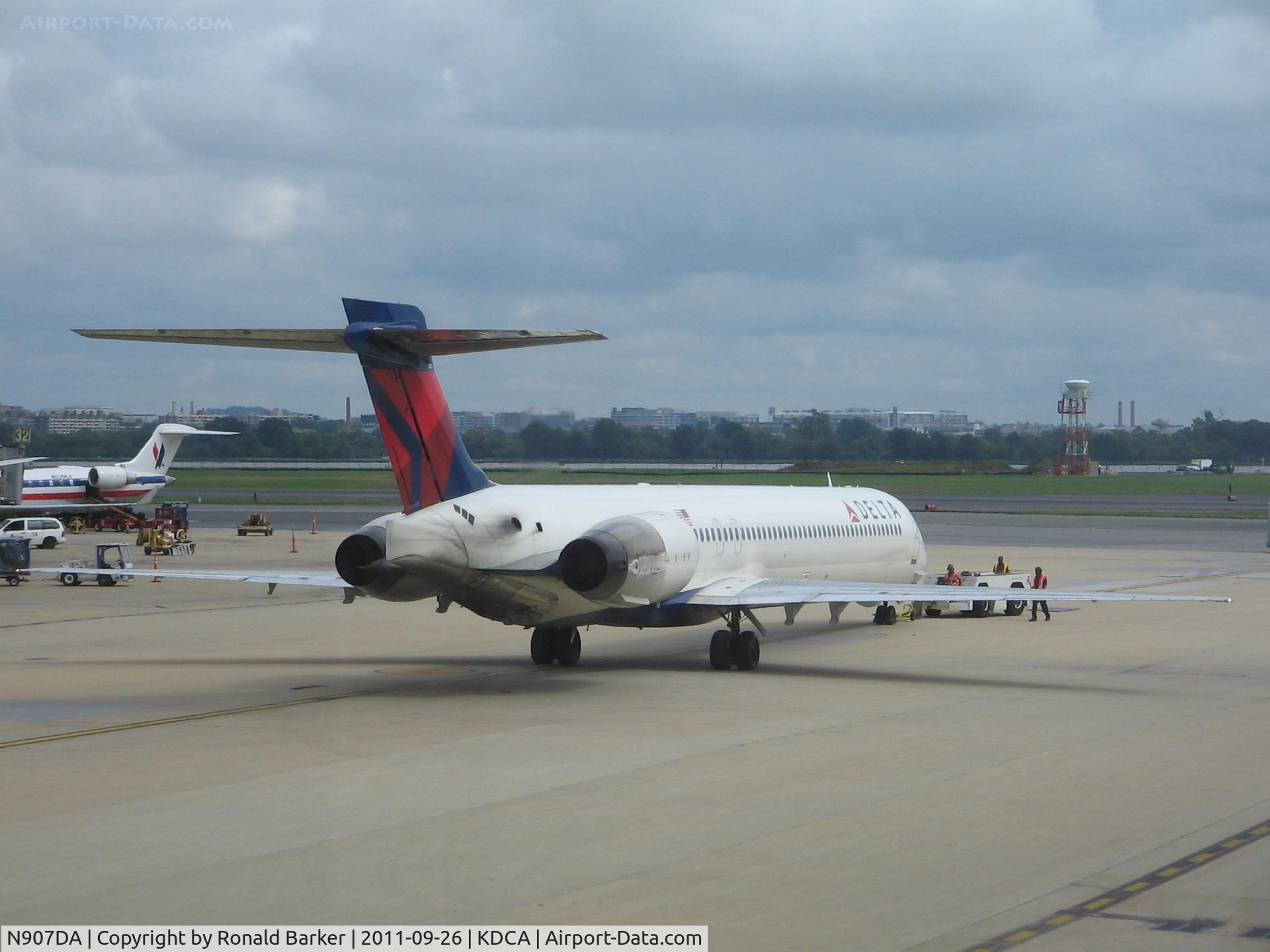 N907DA, 1995 McDonnell Douglas MD-90-30 C/N 53387, DCA, VA