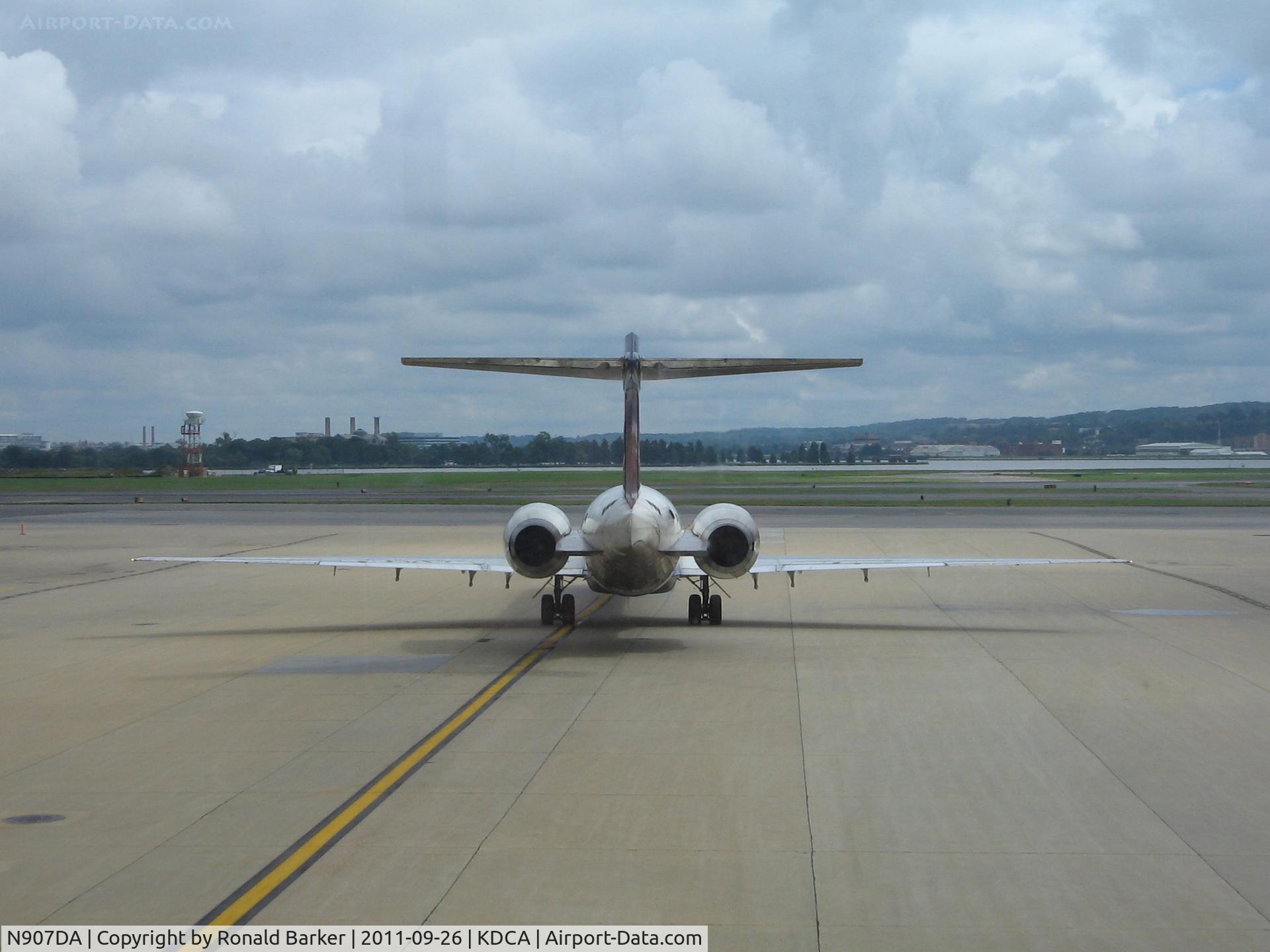 N907DA, 1995 McDonnell Douglas MD-90-30 C/N 53387, Departing the gate
