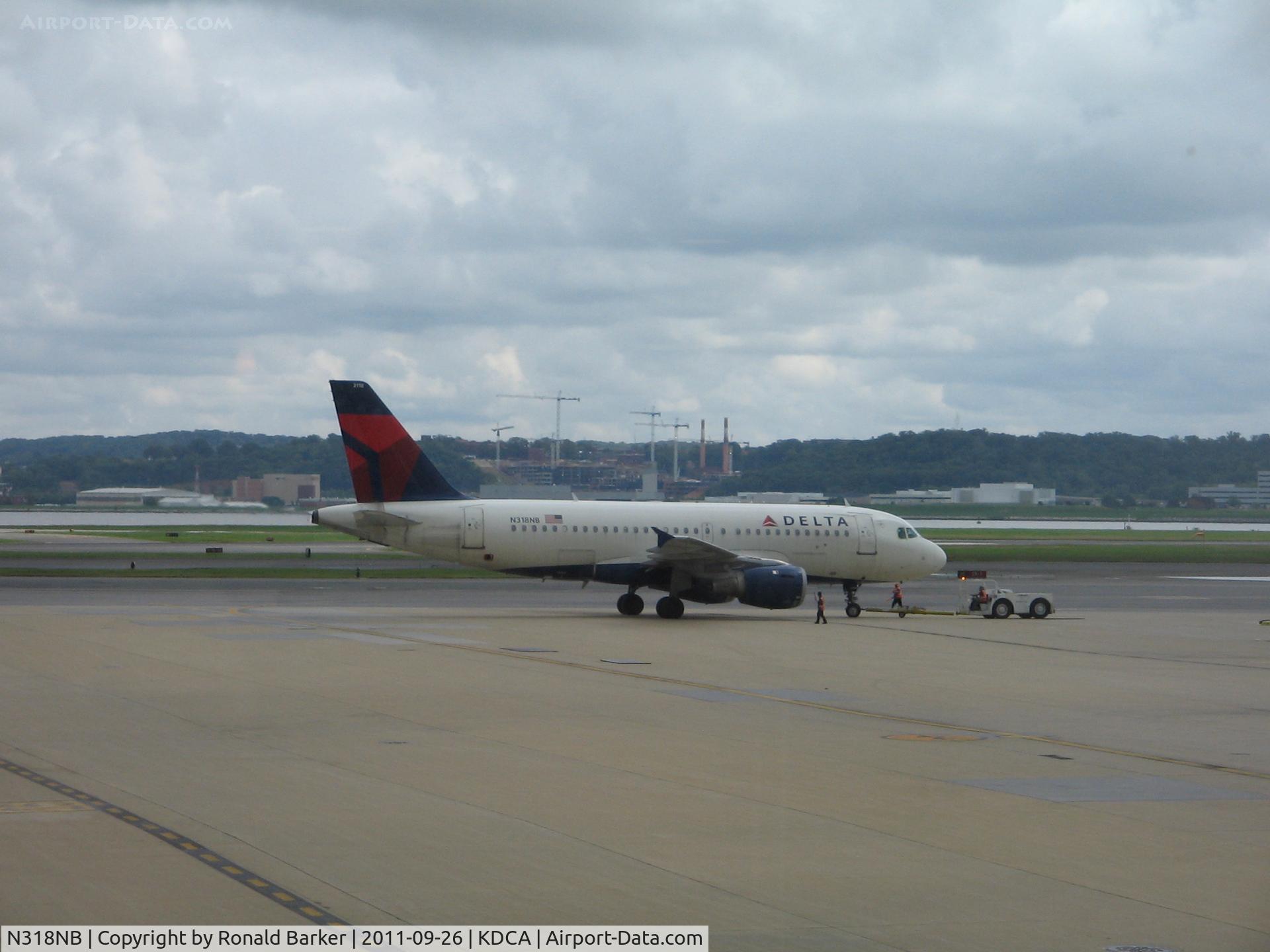 N318NB, 2000 Airbus A319-114 C/N 1325, Push back DCA, VA