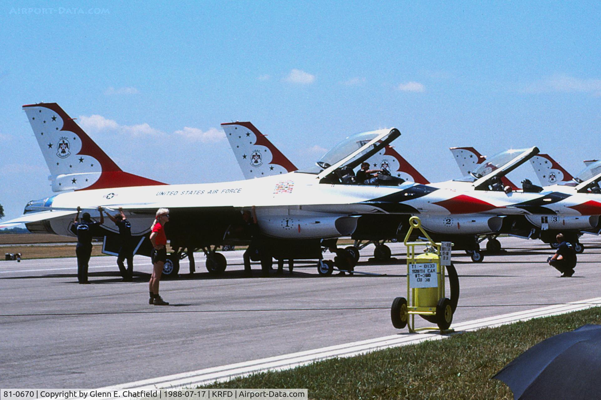 81-0670, 1981 General Dynamics F-16A C/N 61-351, Thunderbird 1 at the head of the line up