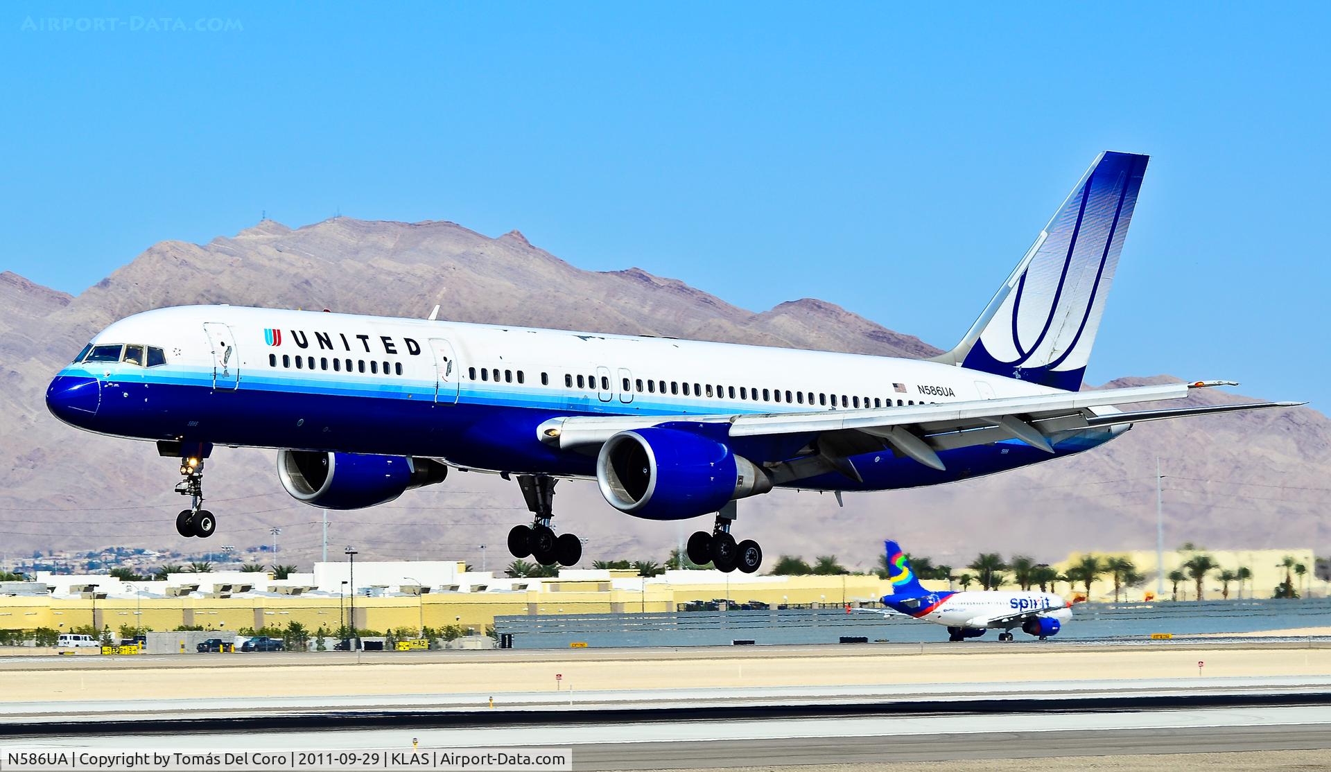 N586UA, 1993 Boeing 757-222F C/N 26710, N586UA United Airlines 1993 Boeing 757-222 C/N 26710

Las Vegas - McCarran International (LAS / KLAS)
USA - Nevada, September 29, 2011
Photo: Tomás Del Coro