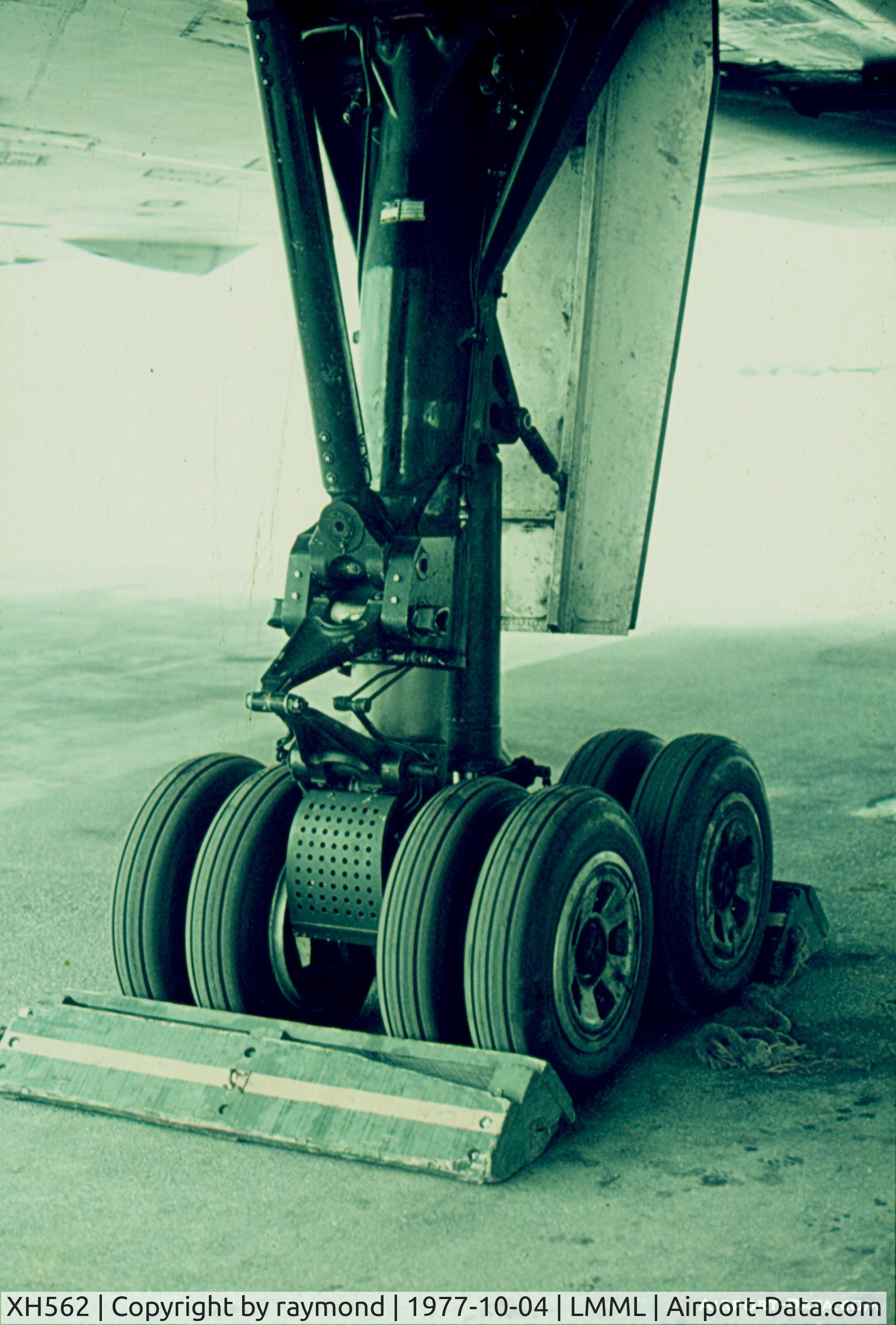 XH562, 1960 Avro Vulcan B.2A C/N Set 16, Vulcan XH562 44sqd RAF main landing gear