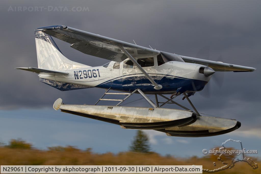 N29061, 1968 Cessna U206C Super Skywagon C/N U206-1045, Landing at Lake Hood