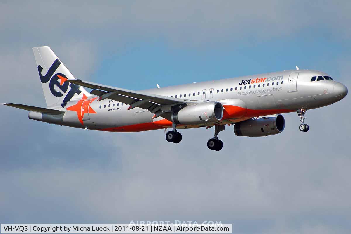 VH-VQS, 2005 Airbus A320-232 C/N 2515, At Auckland