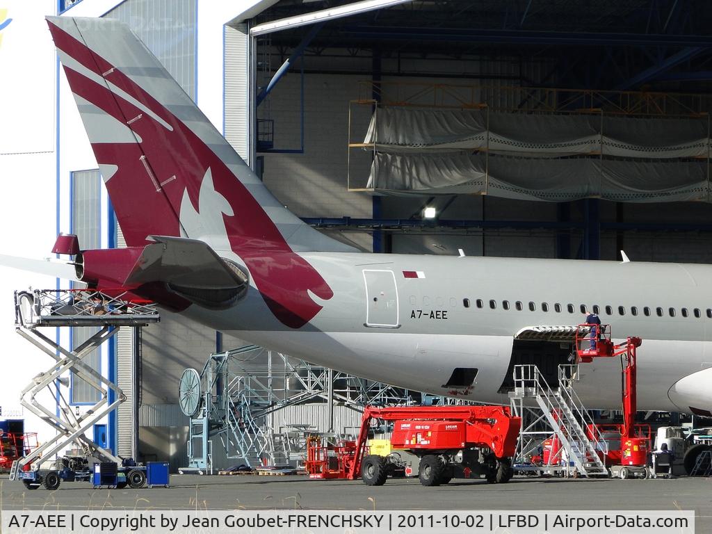 A7-AEE, 2005 Airbus A330-302 C/N 711, au parking lifting....