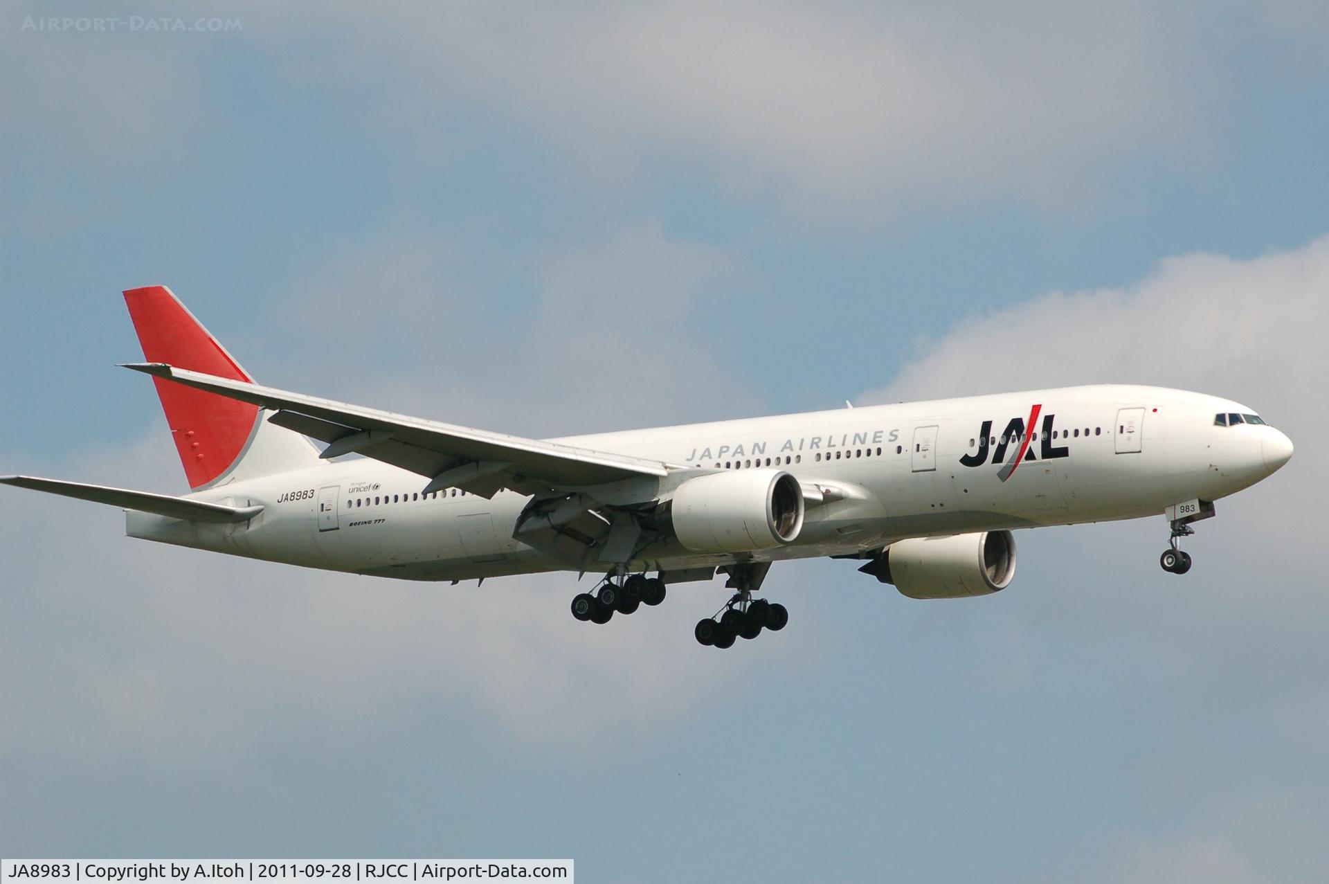 JA8983, 1996 Boeing 777-246 C/N 27366, JAL Boeing 777 Approach Rwy 19L at New Chitose