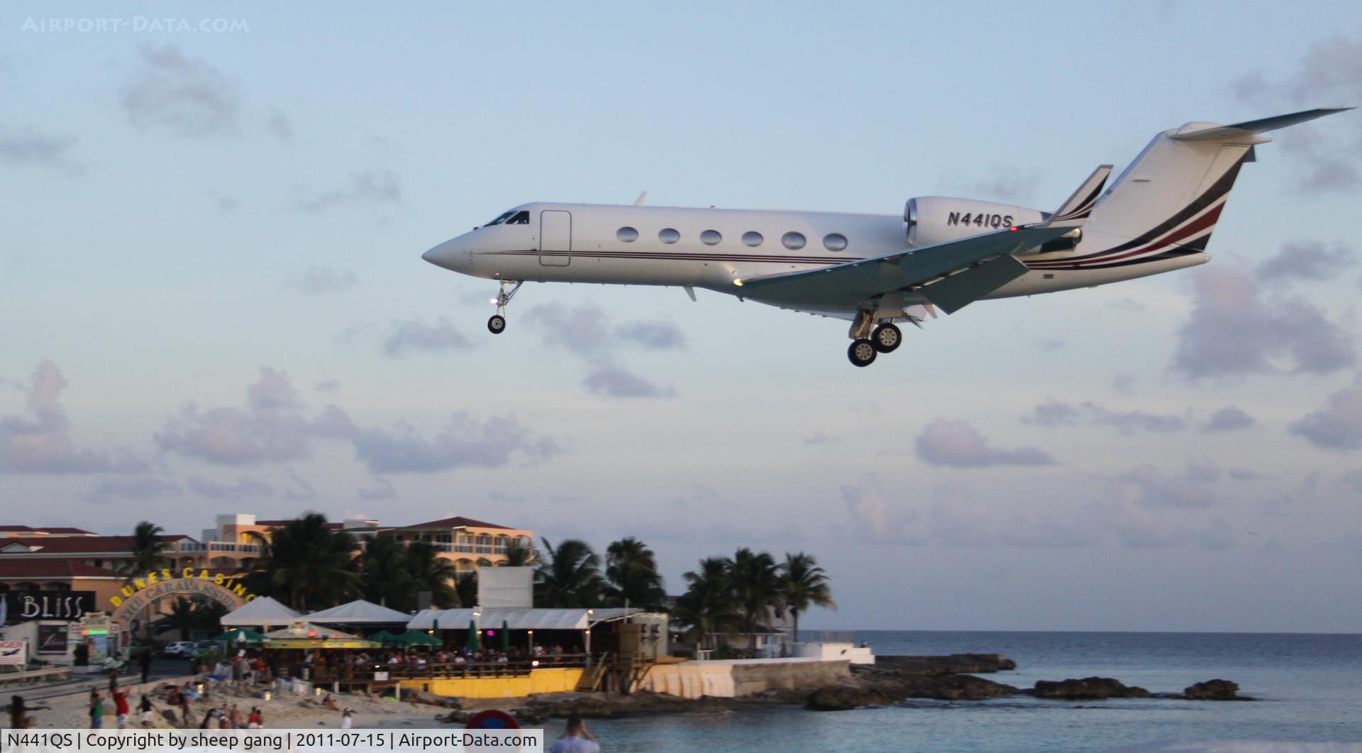 N441QS, 1998 Gulfstream Aerospace G-IV SP C/N 1341, N441QS landing at TNCM